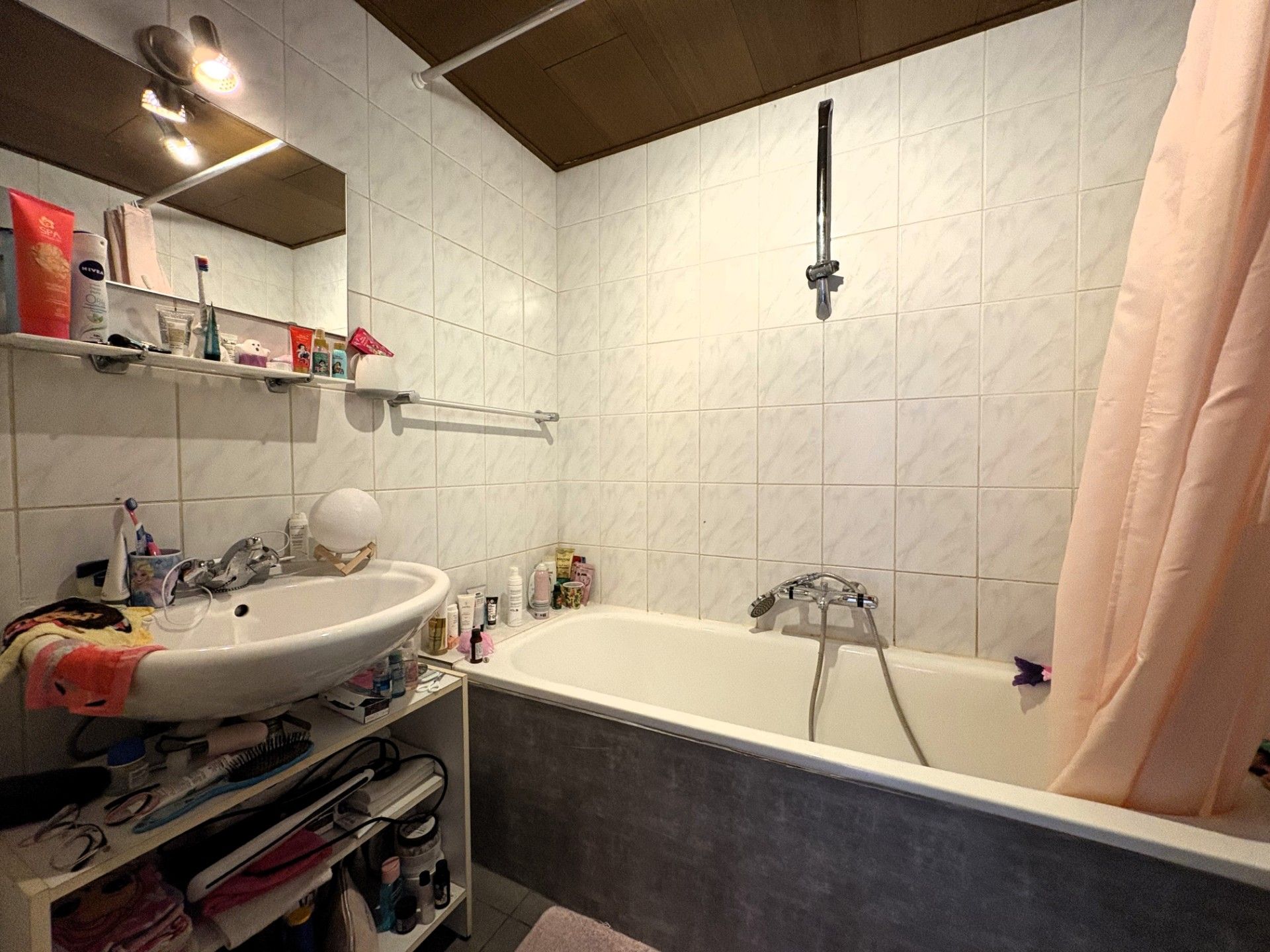 Ruim appartement met 4 slaapkamers en overdekte autostaanplaats foto 8