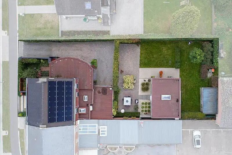 Knap afgewerkte, energiezuinige en ruime woning met vier slaapkamers, guesthouse/praktijkruimte op een centrale (maar toch bosrijke!) locatie te As foto 2