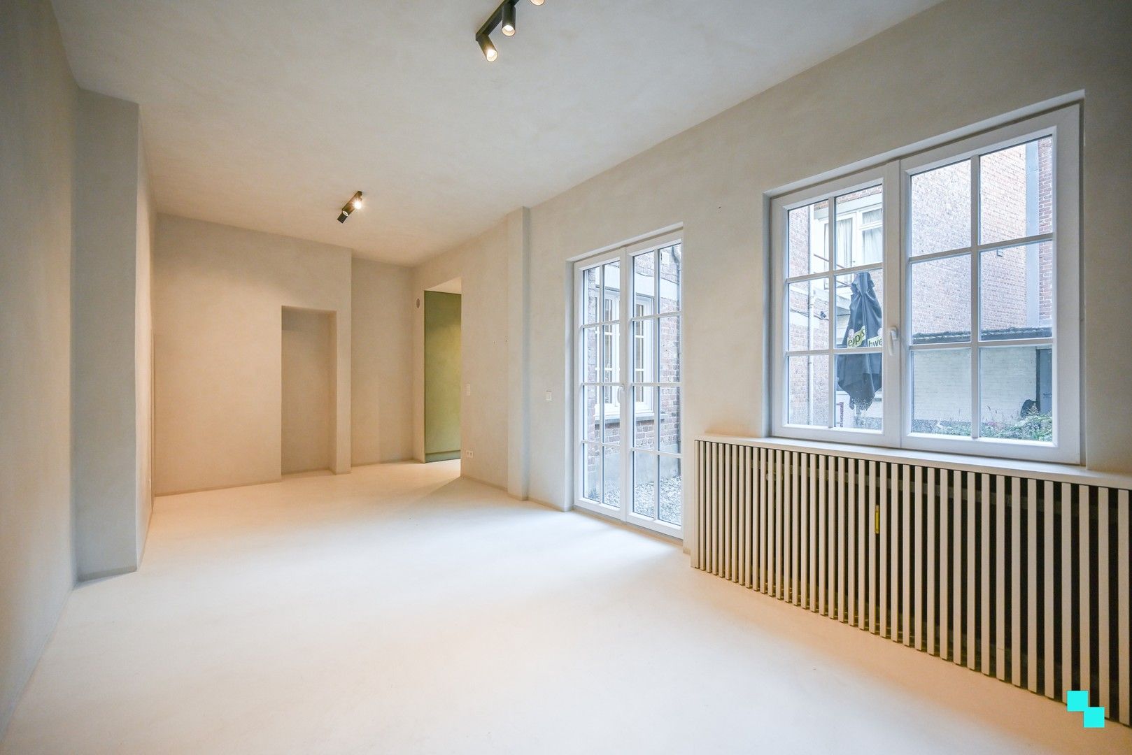 Stijlvol gerenoveerd appartement in hartje Kortrijk foto {{pictureIndex}}