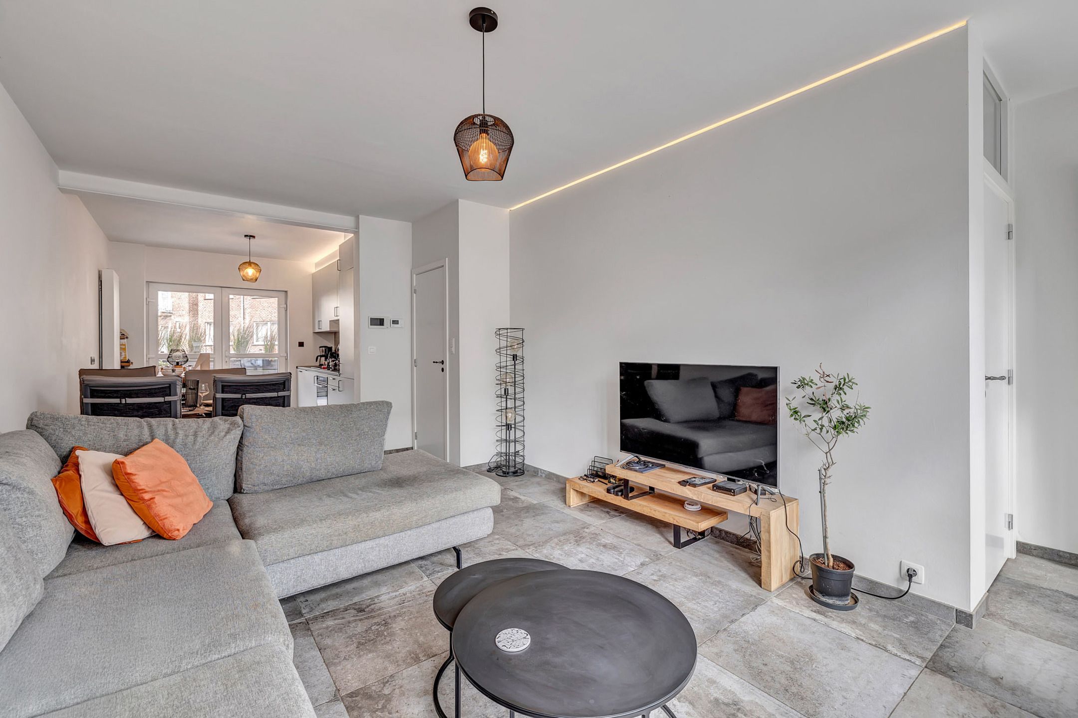 Volledig gerenoveerde bel-etage met ruime garage en terras foto 2