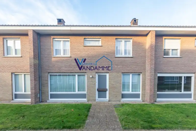 Rustig gelegen, ruime woning met 4 slaapkamers, tuin en garage. (ENERGIELABEL C) foto {{pictureIndex}}