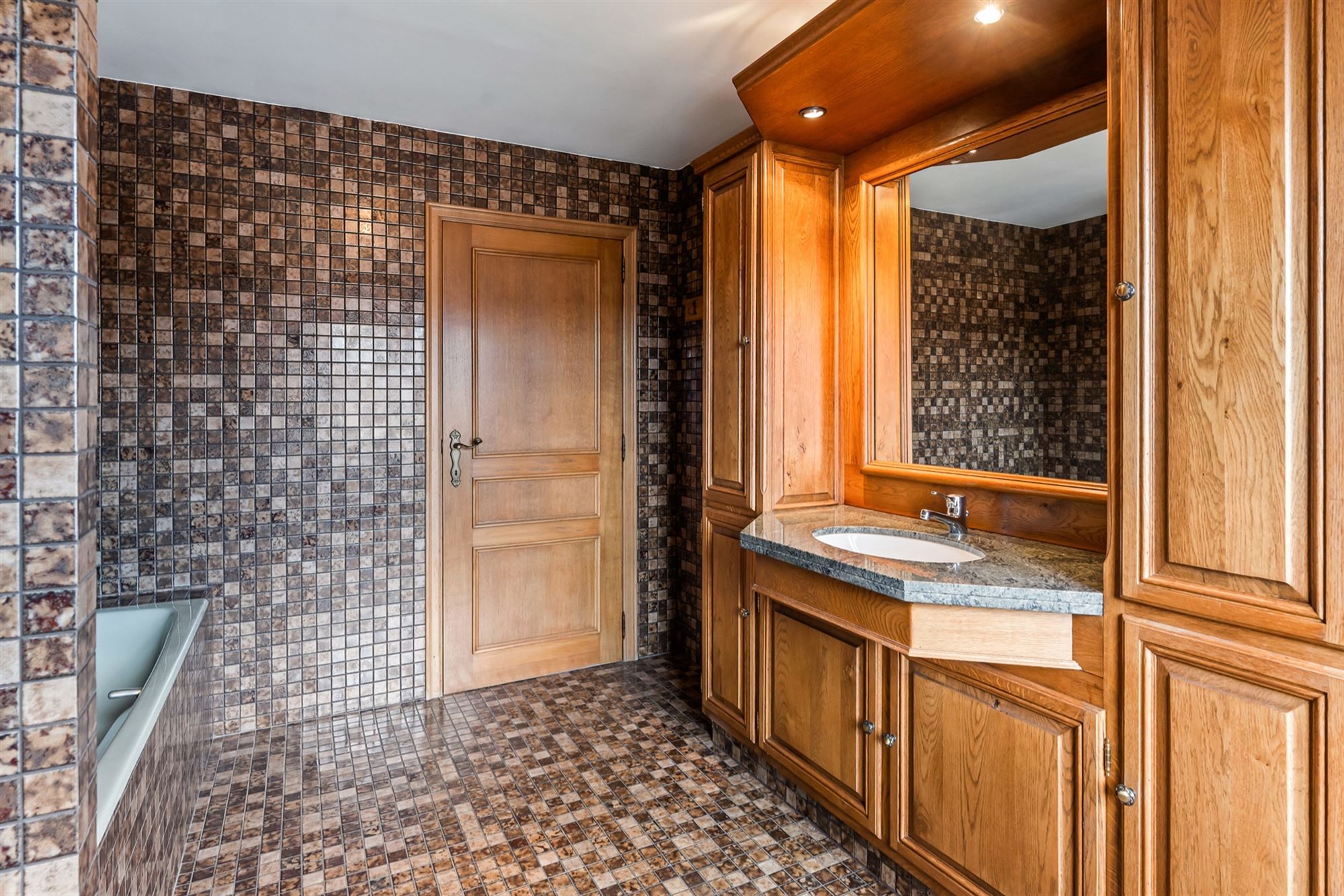 RUIME WONING (CA 250M2) VOLLEDIG ONDERKELDERD MET WERKHUIS VAN 130M2 foto 9