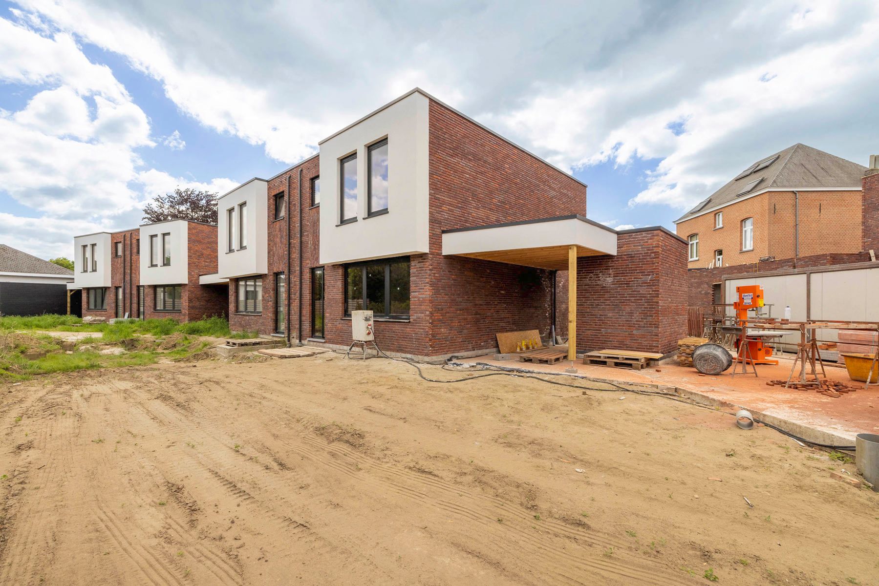 Semi-casco nieuwbouwwoning nabij centrum Nijlen met o.a. 3 slpks foto {{pictureIndex}}
