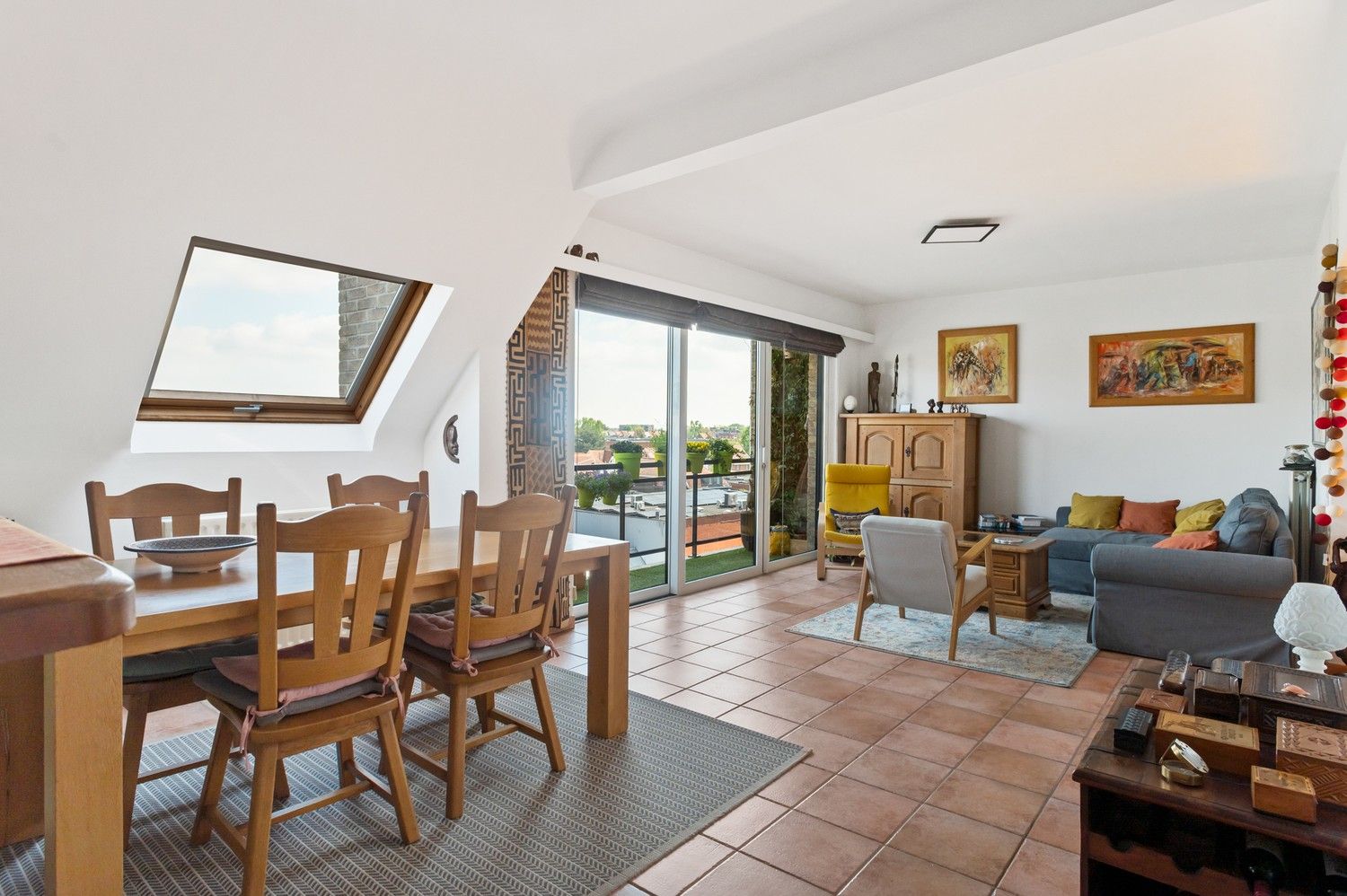 Mooi en ruim appartement op de vierde verdieping met 2 slaapkamers en terras te Deurne-Zuid! foto 2
