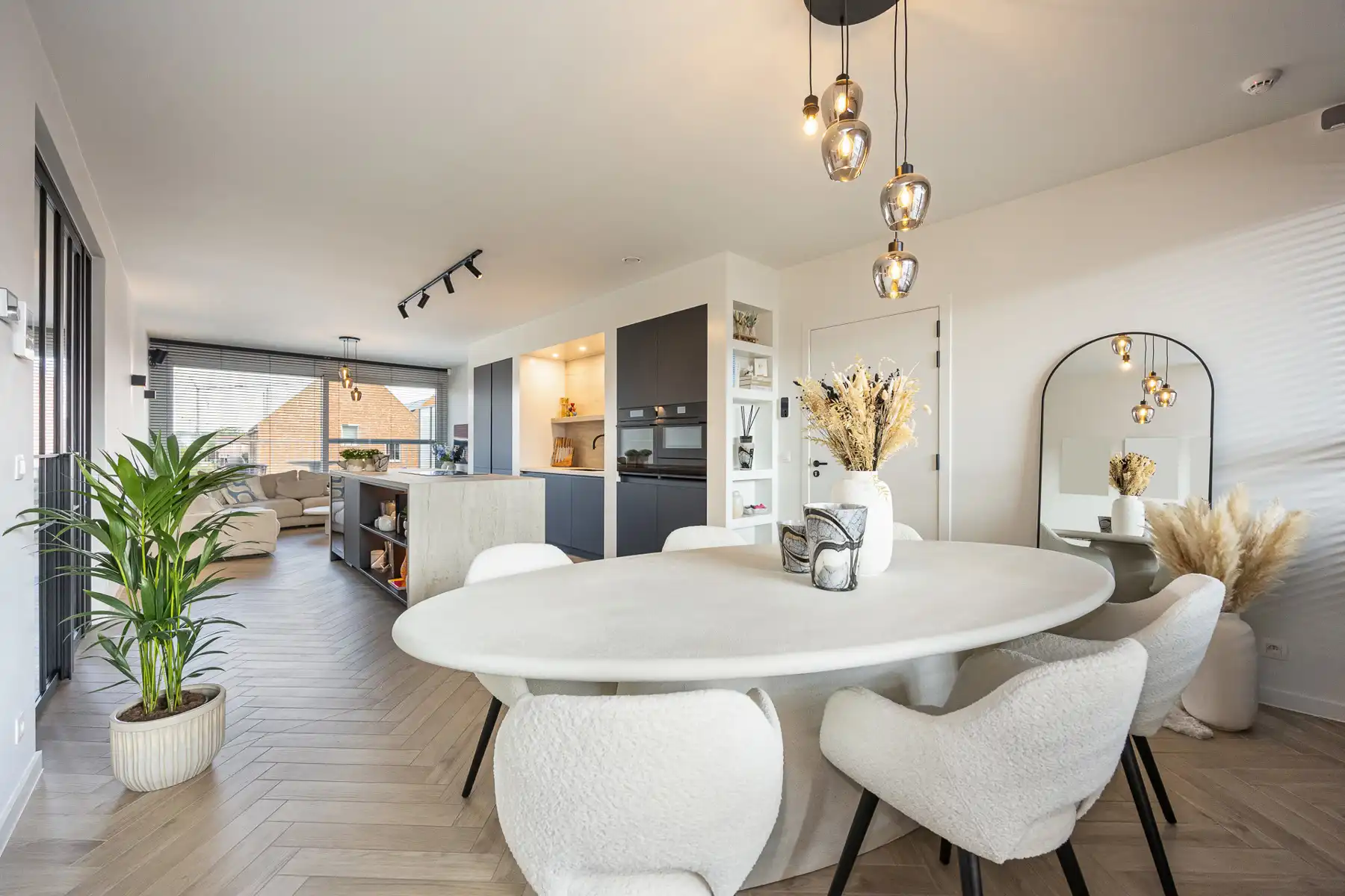 HIGH-END APPARTEMENT MET 2 TERRASSEN foto {{pictureIndex}}