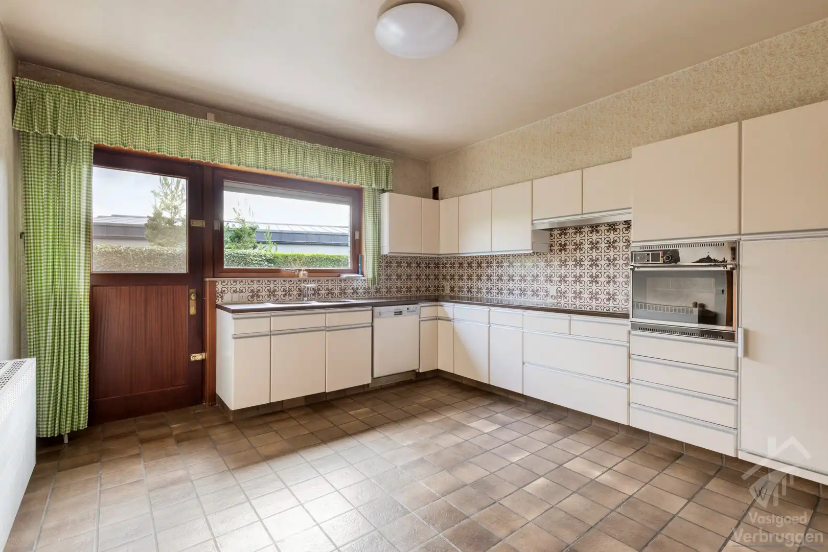 Ruime bungalow met 3 slaapkamers, bureau en dubbele garage foto 7