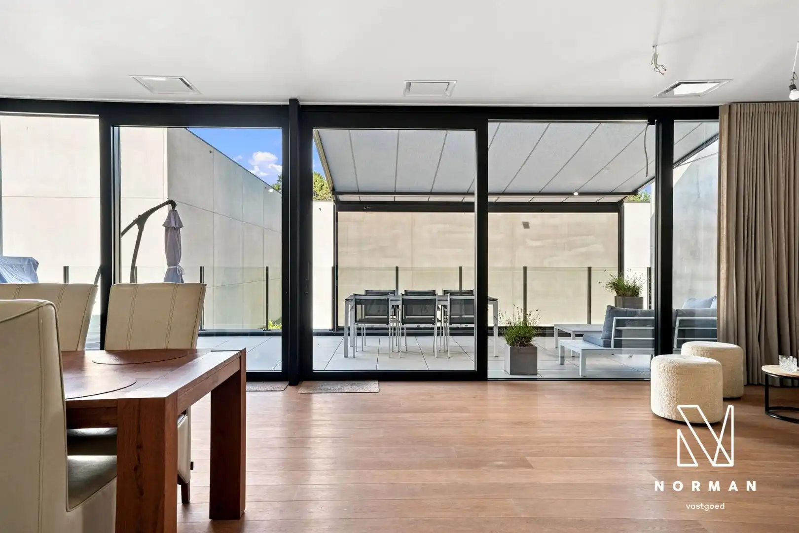 Bedrijfswoning op 1186 m² met luxueuze woonst. foto 9
