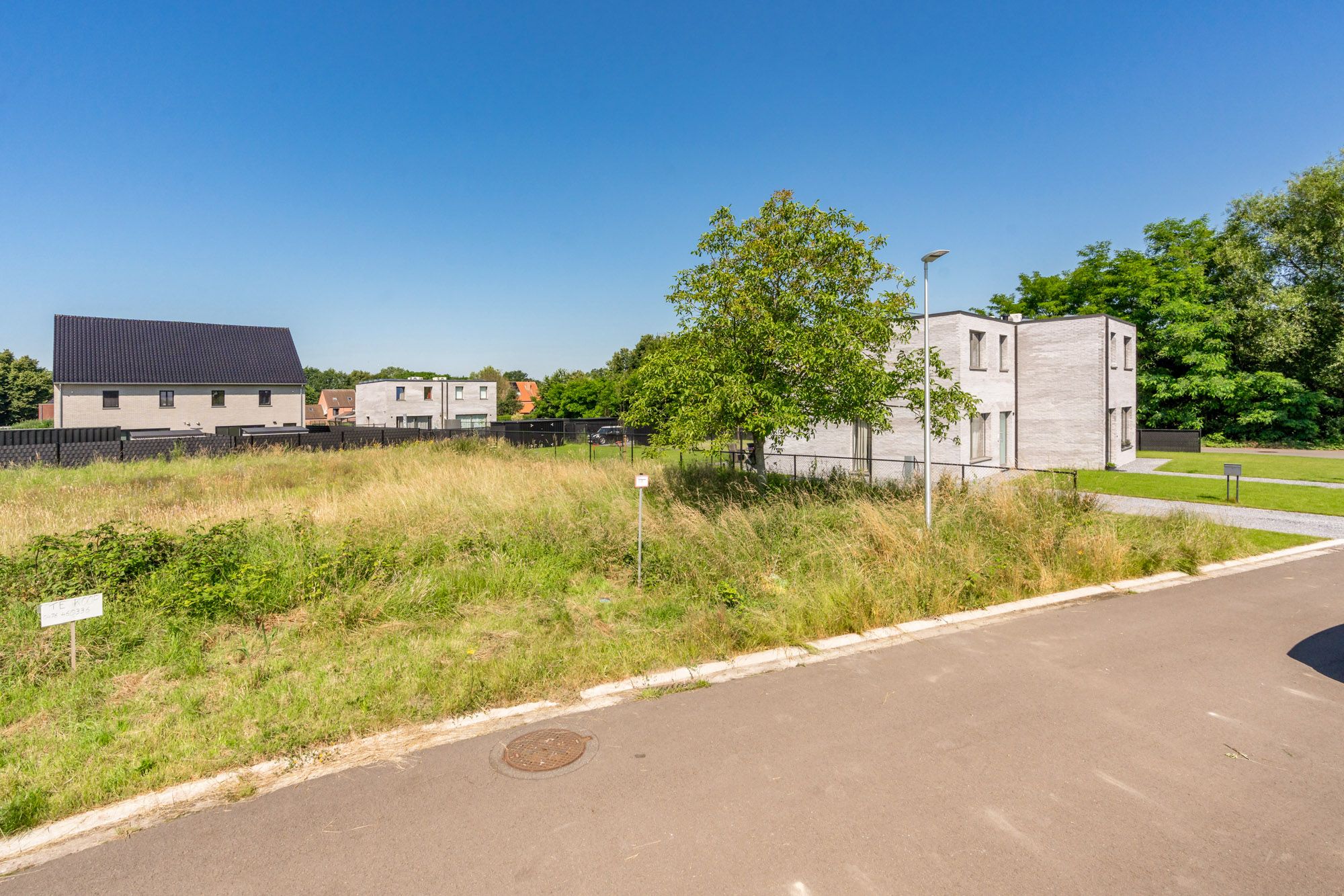 UNIEKE KANS! Deze knappe kavel van 4a 12ca, voor een half open woning, gelegen in Wijchmaal, Peer in een verkeersluwe nieuwbouwverkaveling , biedt een aantrekkelijke mix van rustige landelijke charme en moderne voorzieningen. Zeer gewilde locatie voor zij die opzoek zijn naar harmonie en een evenwichtige levensstijl!  foto 3