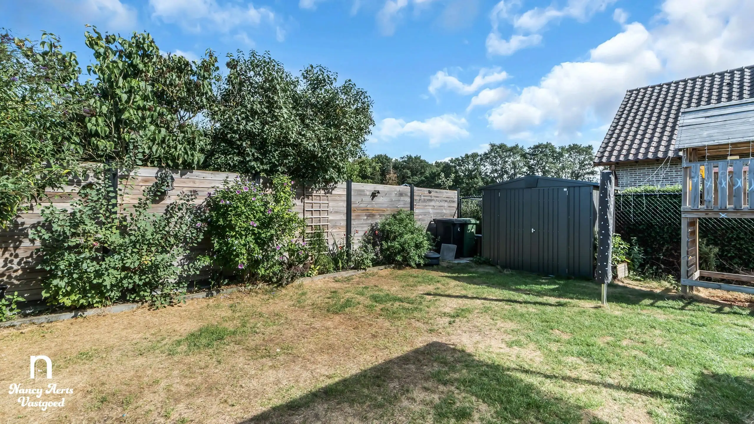 Ruime halfopen gezinswoning met 3 slk in een groene omgeving foto 16