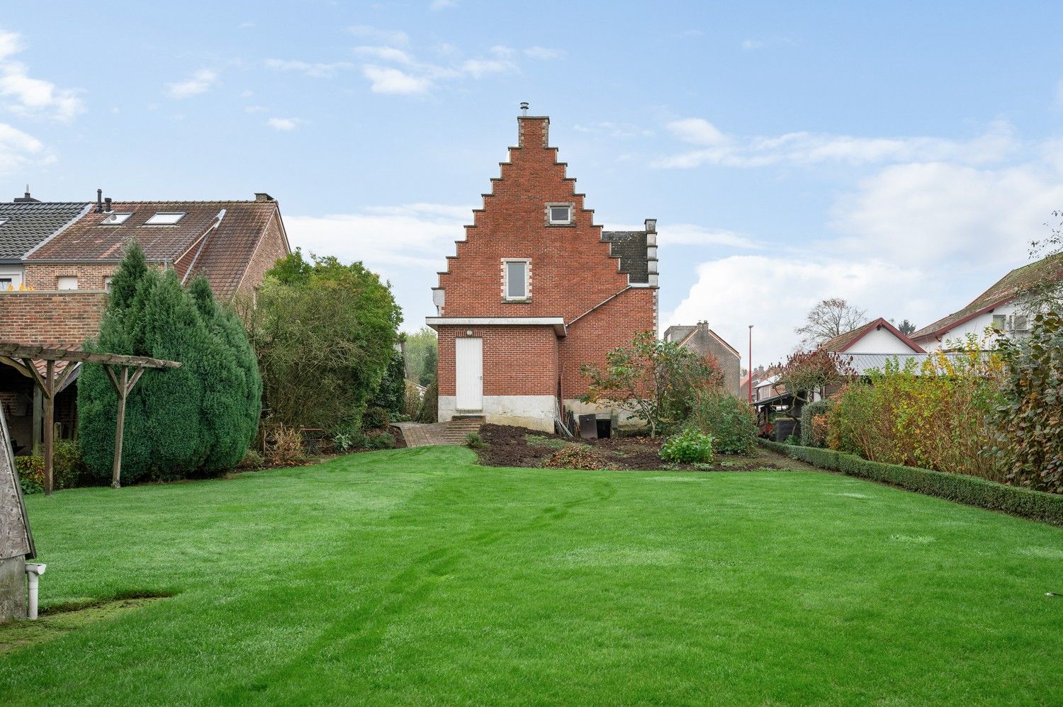 Hoofdfoto van de publicatie: Te renoveren open bebouwing met veel potentieel op toplocatie in Lint