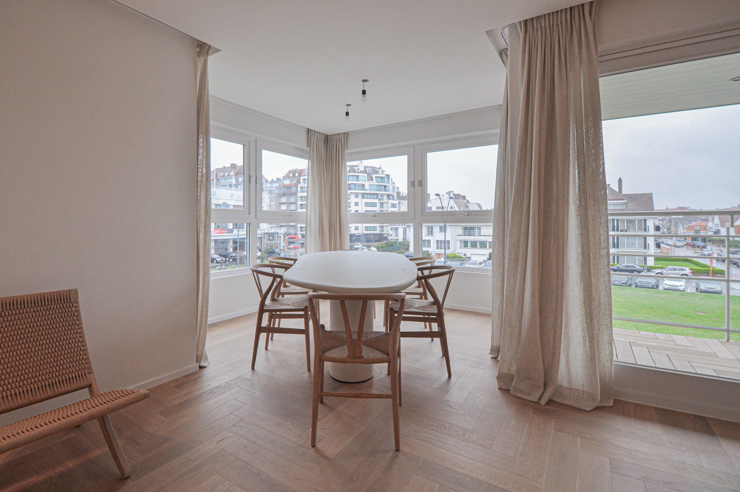 Lichtrijk volledig gerenoveerd appartement met een prachtig open zicht gelegen in een standingvolle villaresidentie. foto 11