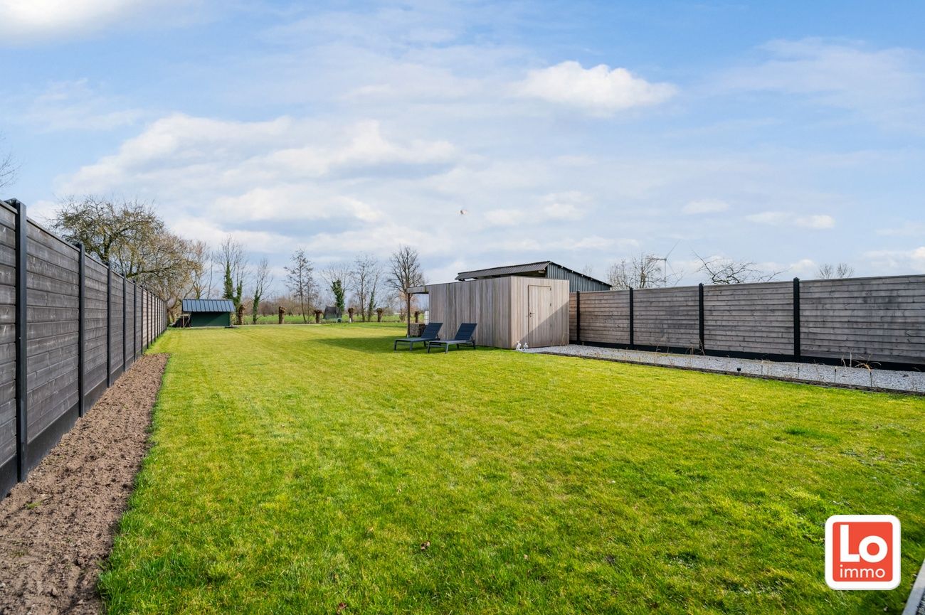 VERKOCHT! Instapklare halfopen nieuwbouw woning met inpandige garage en open zicht op een landelijke locatie in Beervelde! foto 24