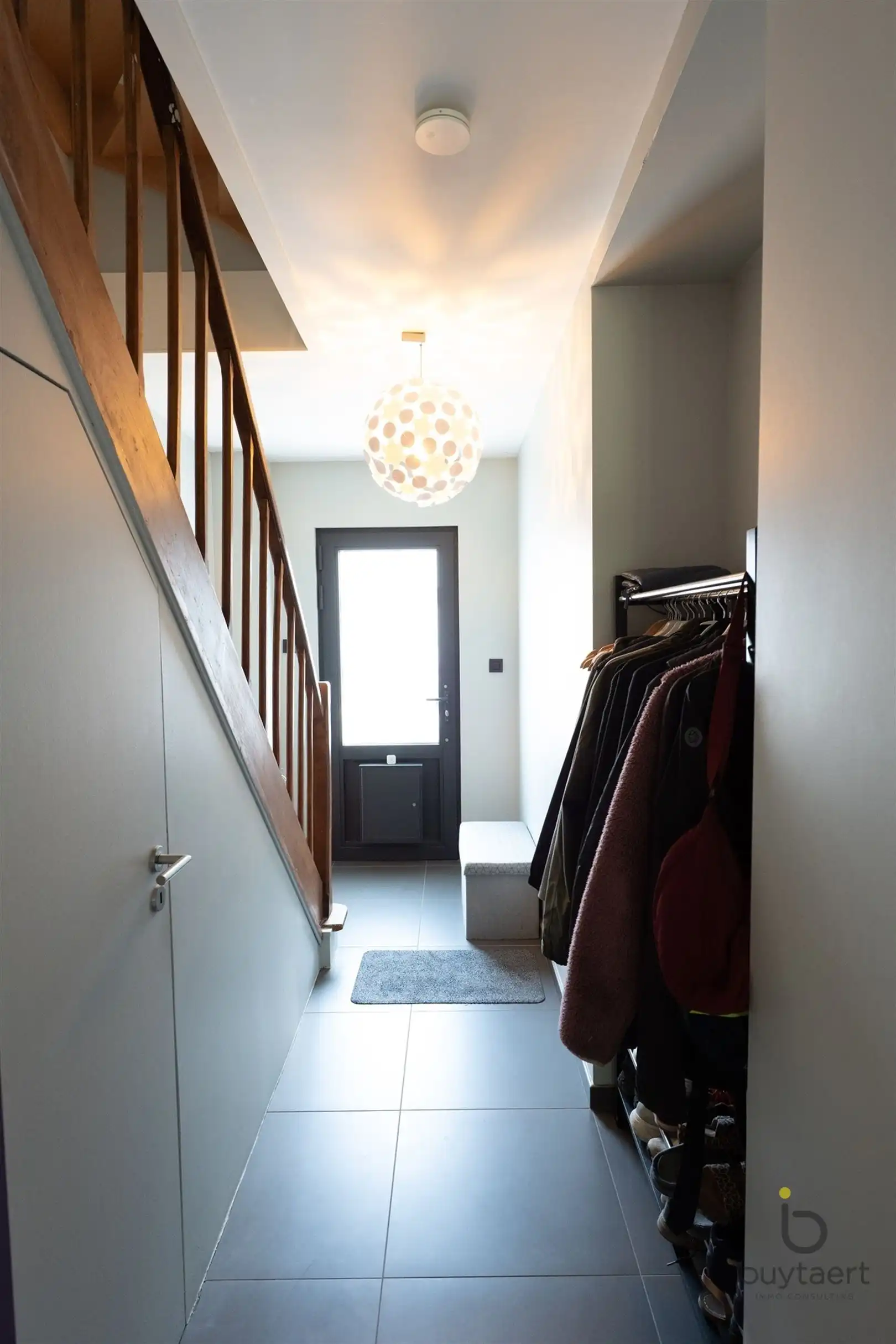 INSTAPKLARE CENTRAAL GELEGEN RIJWONING MET DRIE SLAAPKAMERS EN GEZELLIG TUINTJE! foto 3