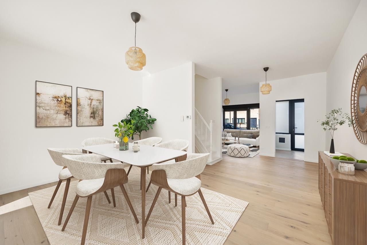 Kwalitatief in 2025 gerenoveerde eengezinswoning (±160m²) met 4 slaapkamers en een prachtige stadstuin - Zeer lage EPC-score! foto {{pictureIndex}}