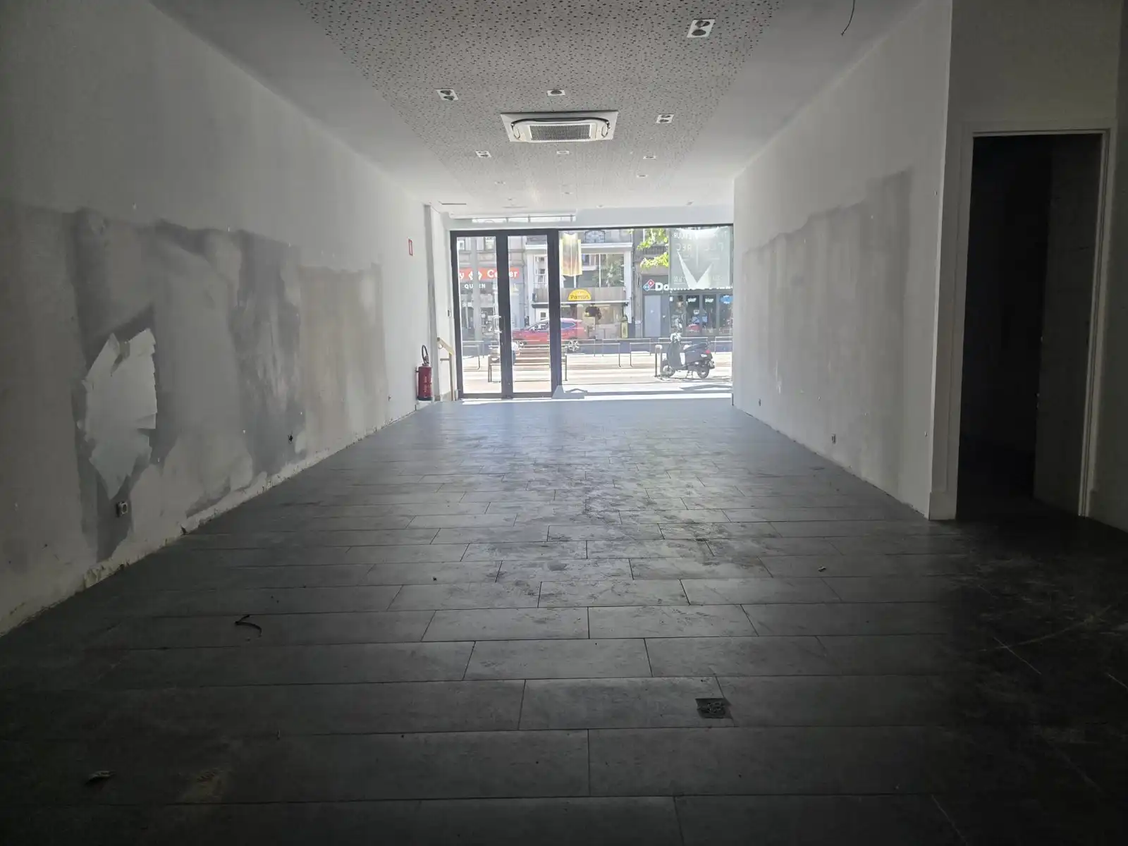 Commercieel pand met hoge vitrine in Mortsel foto 8