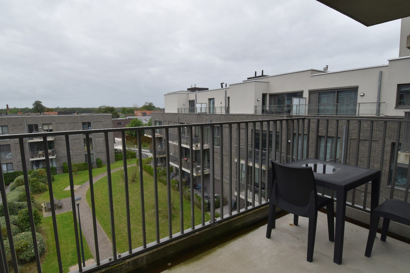 Instapklaar 2 slaapkamer appartement met 2 terrassen in hartje Gullegem foto 9