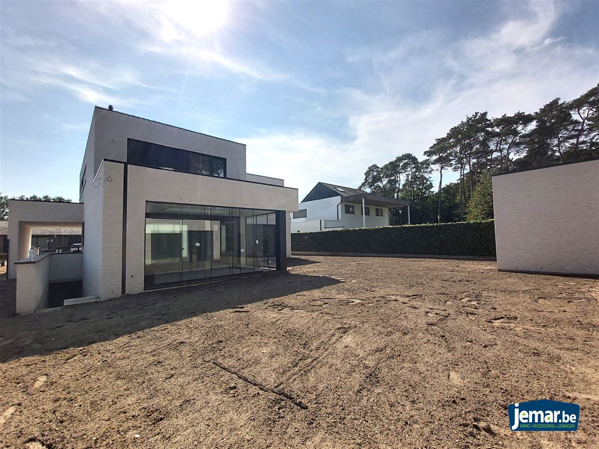 Prachtige, ruime nieuwbouw villa casco plus aangeboden in residentiële omgeving te Maasmechelen! foto 14