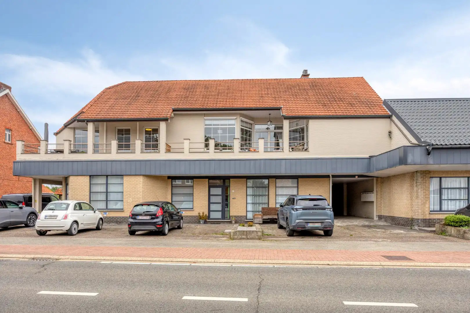 Ruim gelijkvloers appartement met 3 SLPKS, tuin en twee overdekte staanplaatsen !  foto 24