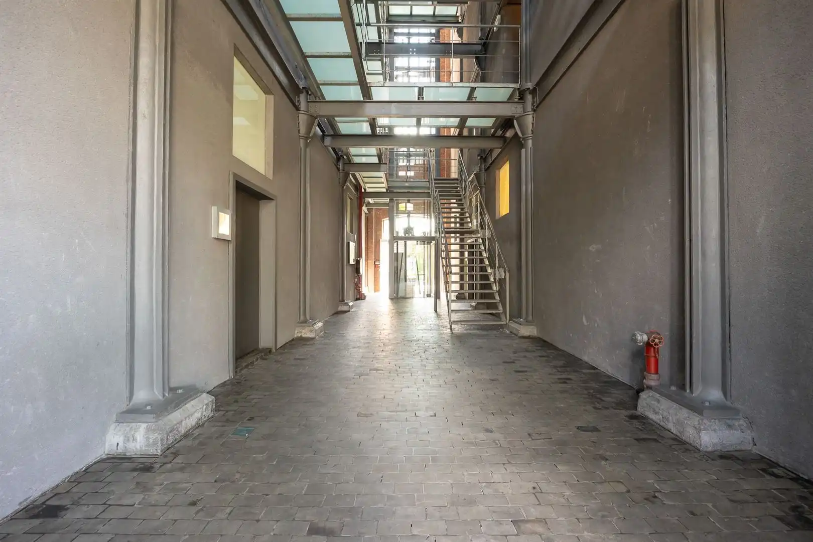 Ondergrondse autostaanplaats in the Globe foto 2