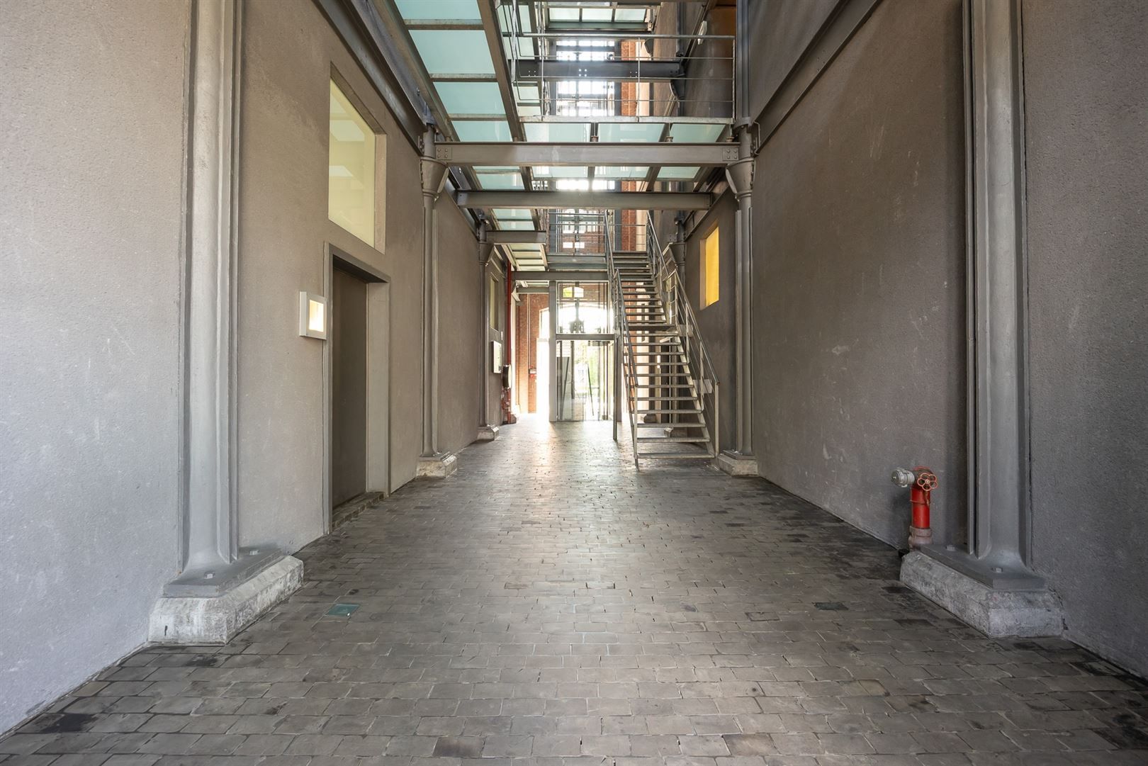 Ondergrondse autostaanplaats in the Globe foto 2