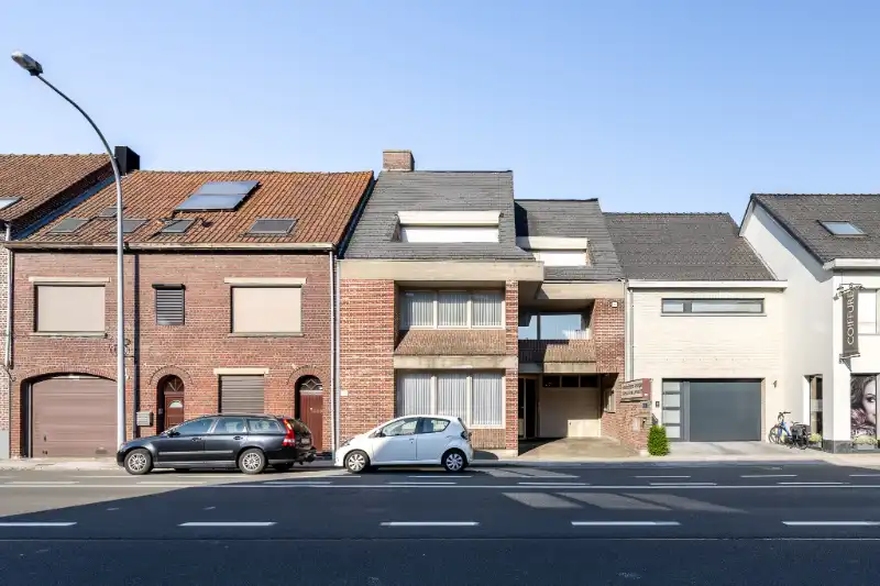 Unieke en ruime woning met geïntegreerd kantoor, 4 slpks en zuidgerichte tuin foto {{pictureIndex}}