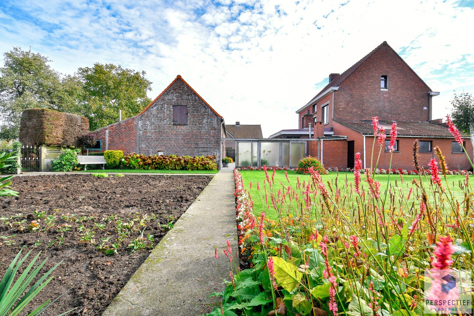 LANDELIJK GELEGEN WONING met SCHUUR  - BOOMGAARD - TUIN & MOESTUIN op 2138 m² foto 2