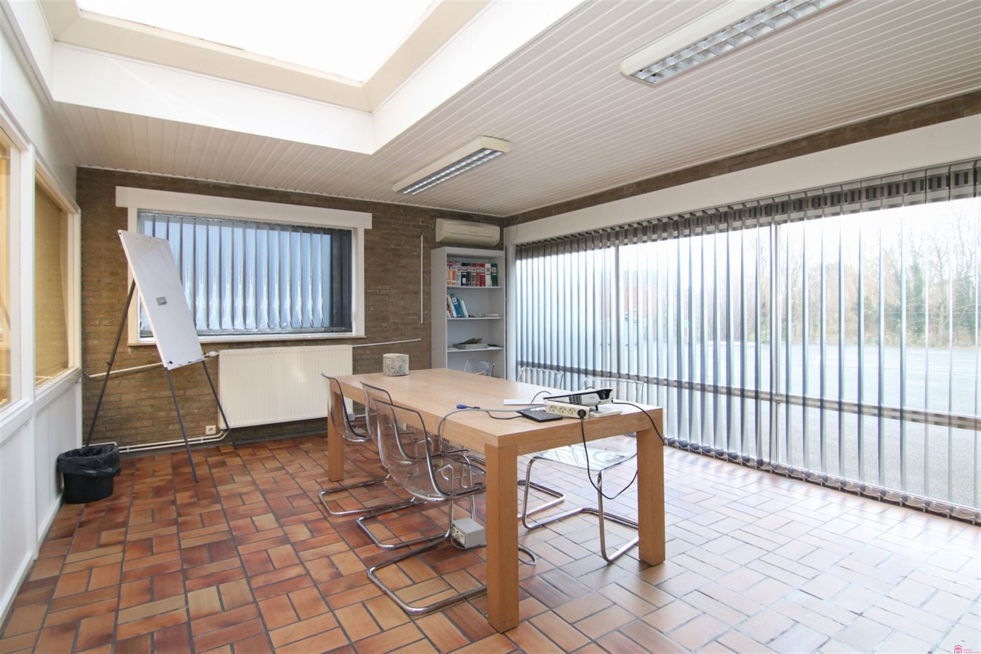 bedrijfsgebouw met kantoren foto 4