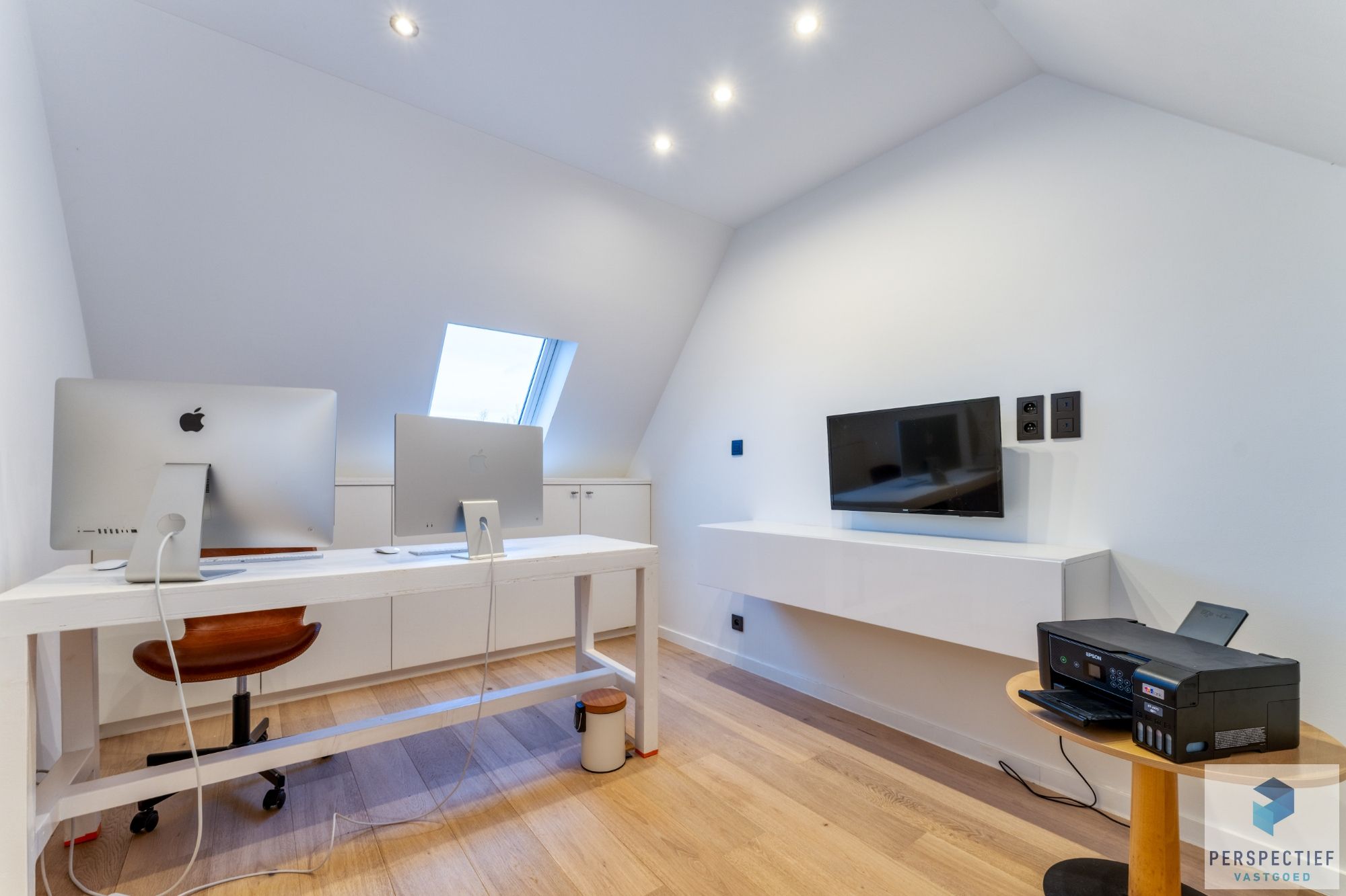 Ruime gerenoveerde woning met 4 slpk, grote tuin en garage foto 20