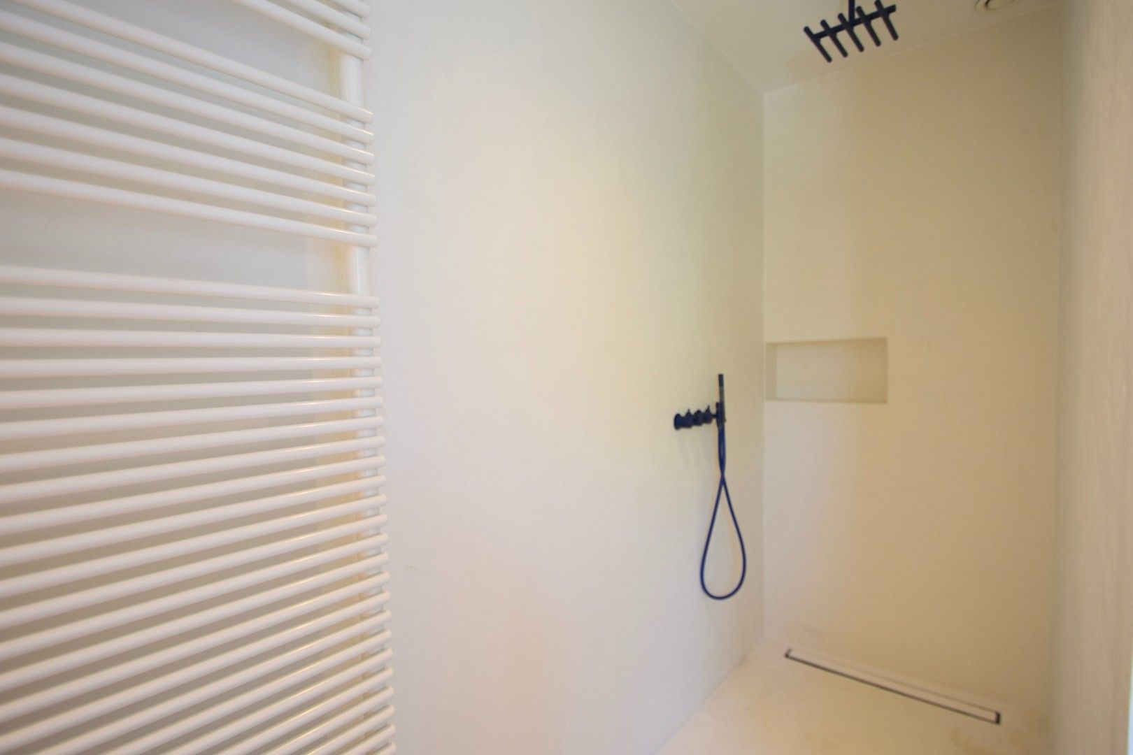 Volledig gerenoveerd hoekappartement in een standingvolle villaresidentie gelegen in het Zoute. foto 17