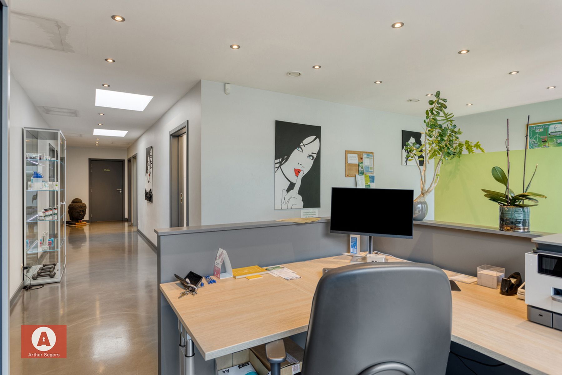 Energiezuinige handelsruimte + 3 privé auto-parkeer-plaatsen foto {{pictureIndex}}