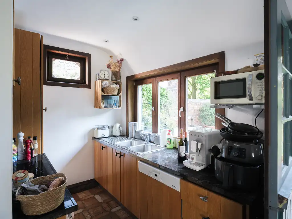 Charmante gezinswoning met oprit en dubbele garage op een rustig perceel van ca. 1632 m² foto 8