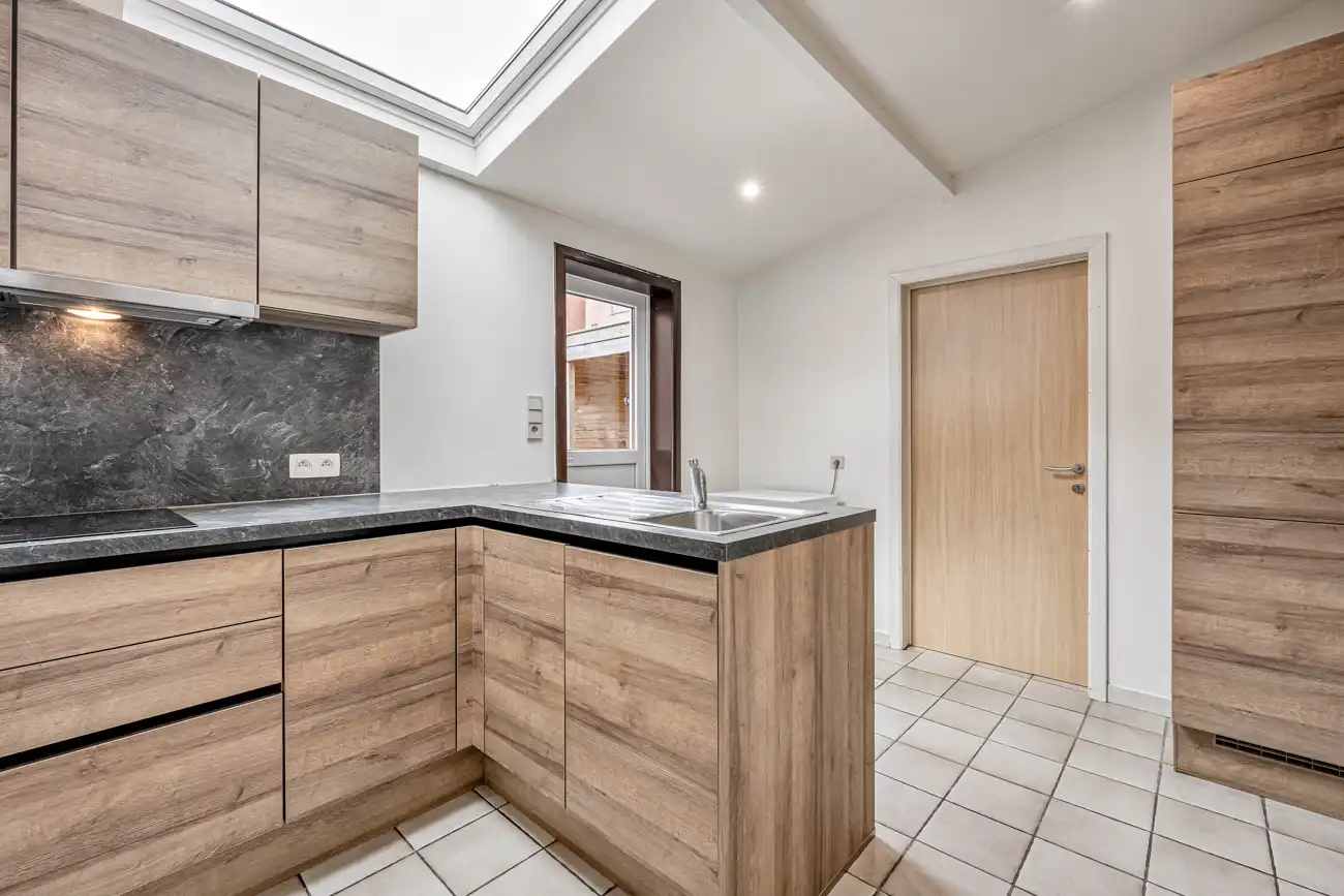 Ideale halfopen starterswoning (met twee autostaanplaatsen vóór de woning) op wandelafstand van het centrum van het vernieuwde Zeveneken! foto 2