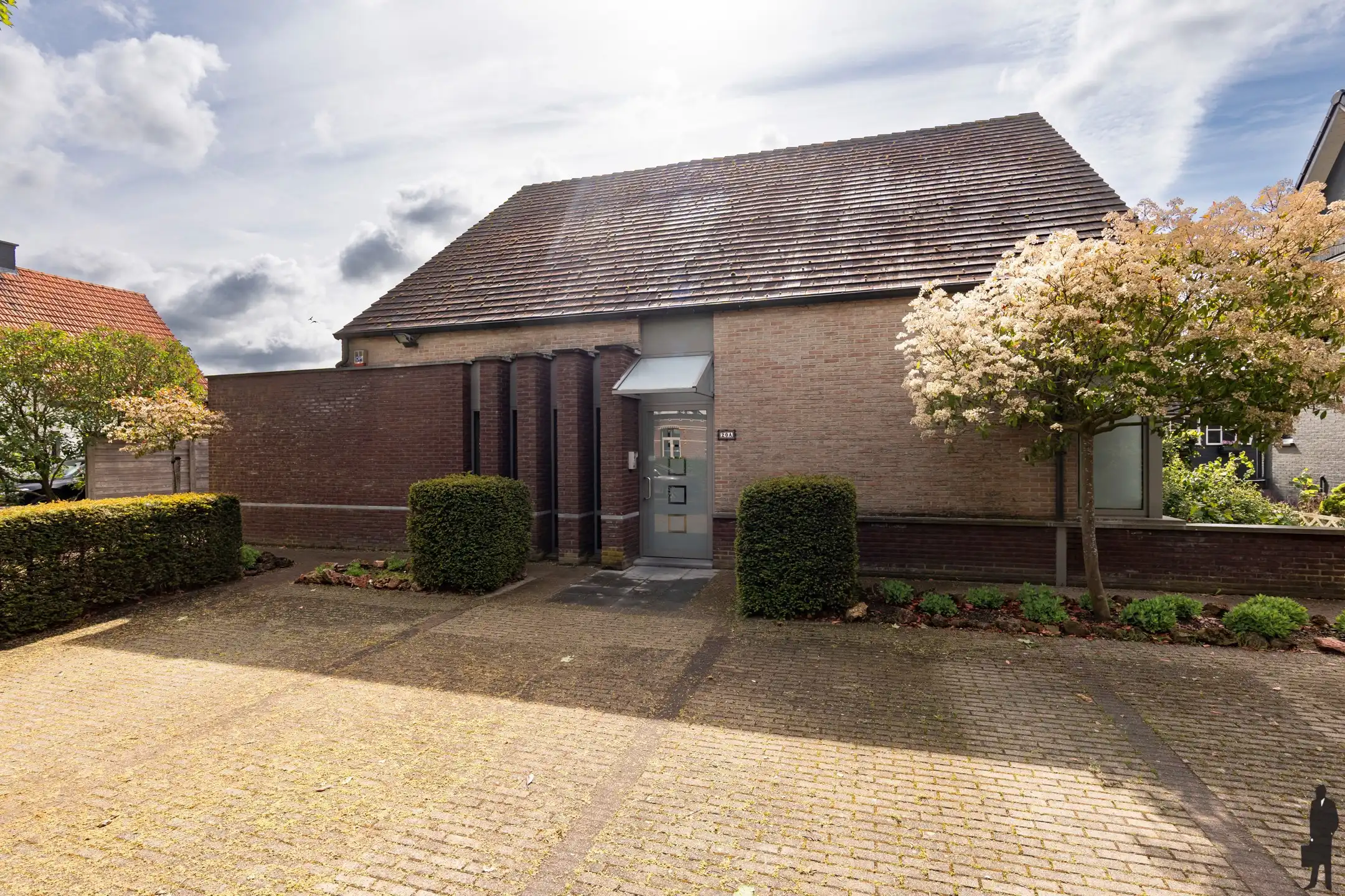 Vrijstaande, ruime gezinswoning met 5-7 slpk. en/of mogelijkheden tot kantoor - beroep aan huis foto 3