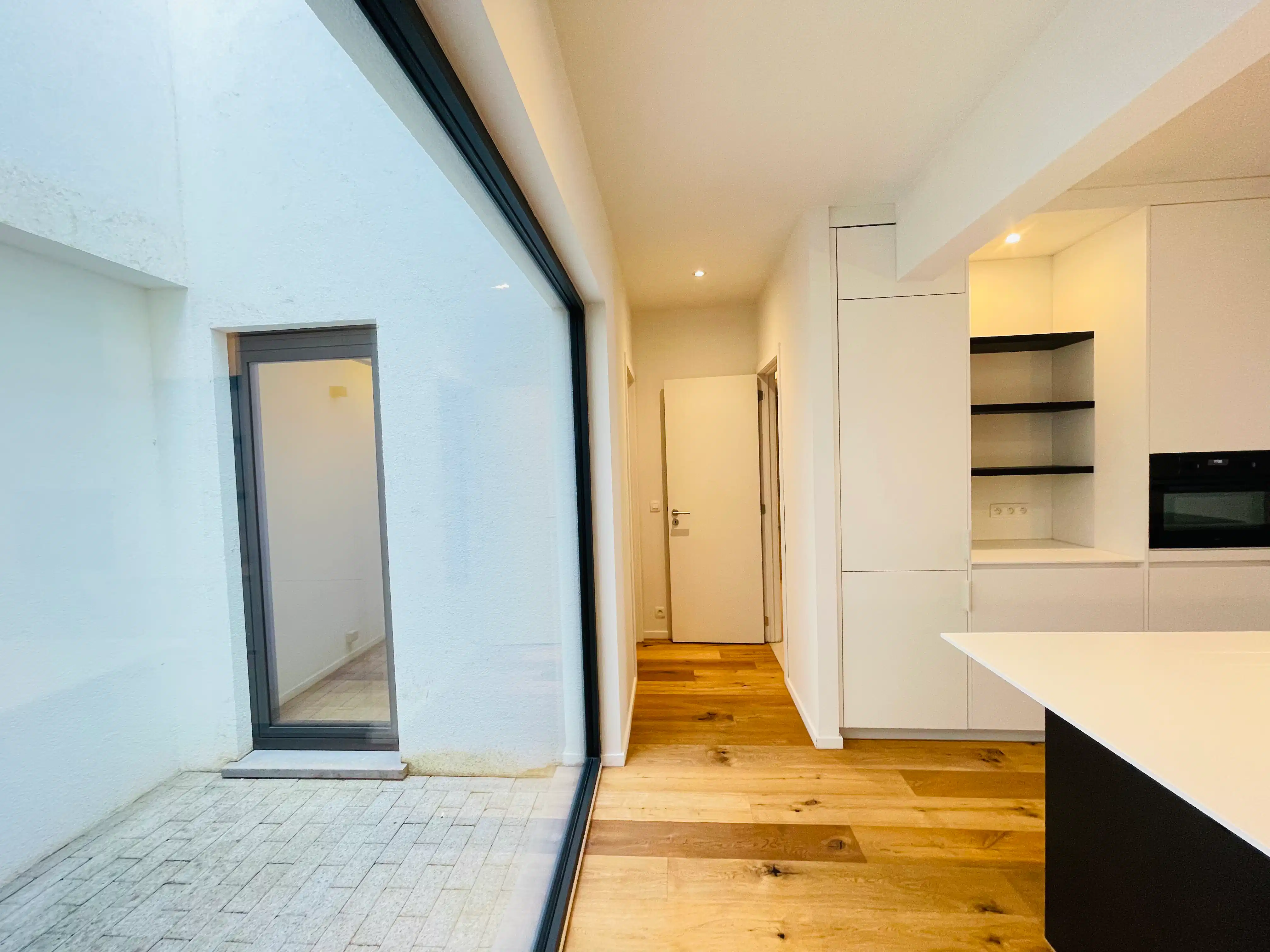 Stijlvol en recent appartement met tuin en patio foto 12