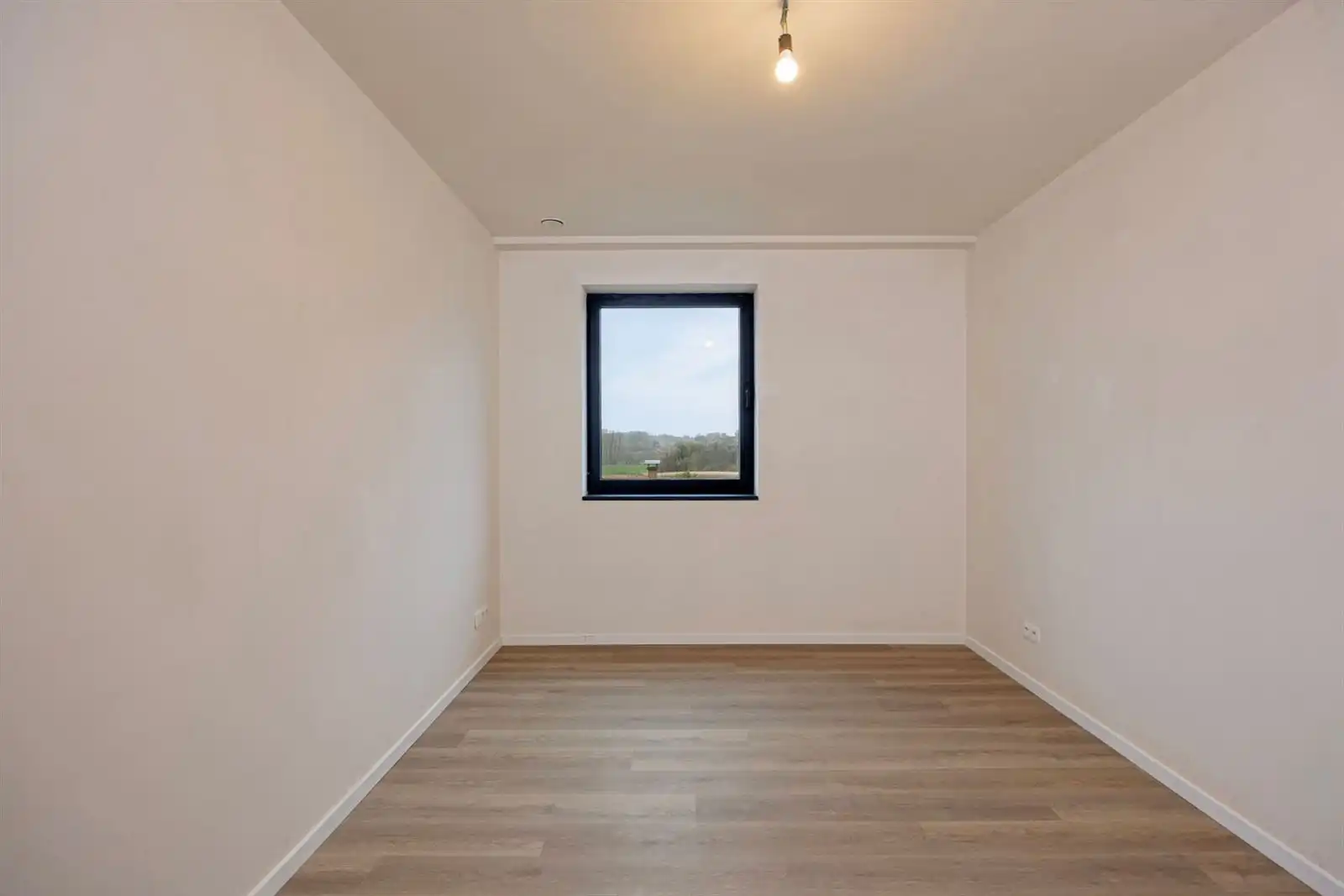 Nieuwbouwwoning met 2 slaapkamers, bureau, terras en staanplaatsen. foto 17