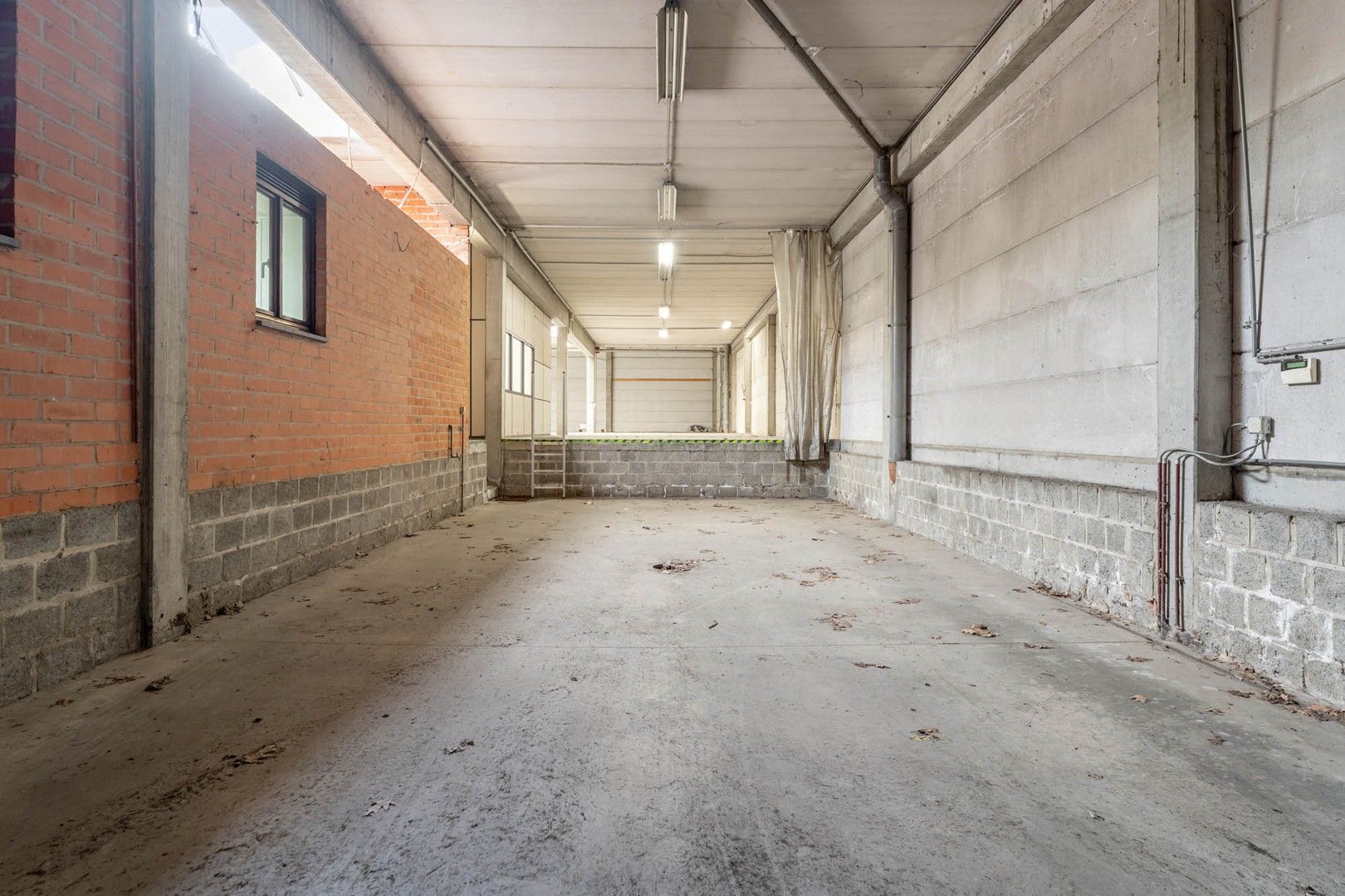 Bedrijfsgebouw (showroom/magazijn) met appartement gelegen op een perceel van 33a 50ca! foto 11