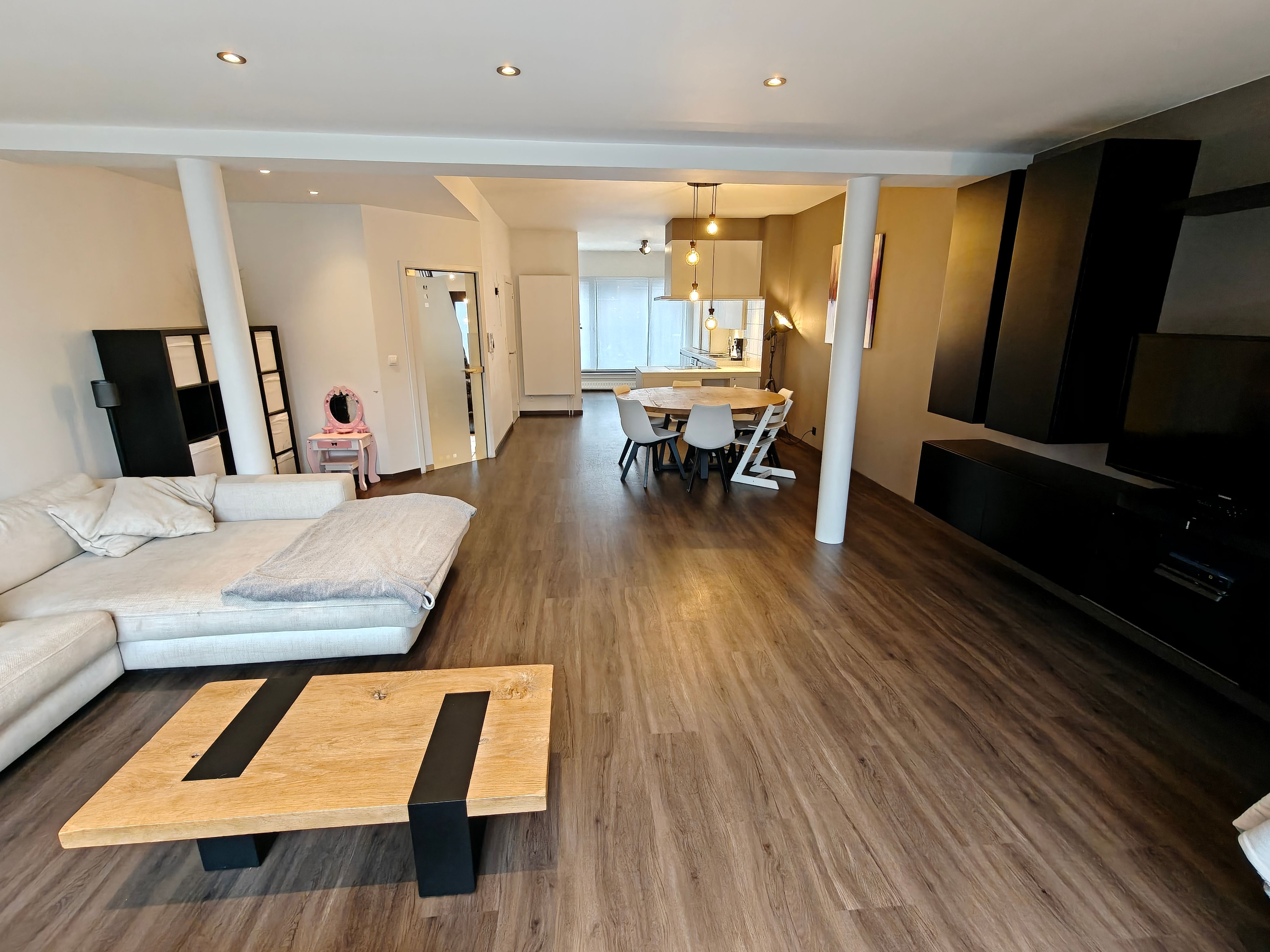 Modern gerenoveerde woning met zwembad foto 13