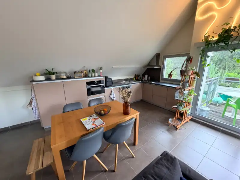 --- NIEUW --- Prachtig gelegen 1-slaapkamerappartement met autostaanplaats, terras én tuin! foto 3
