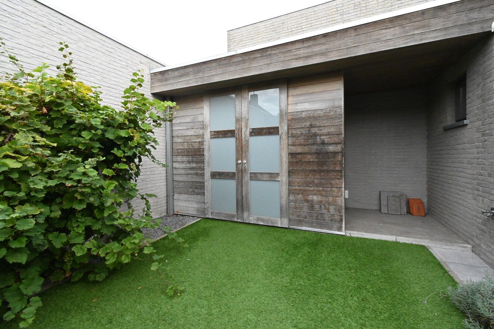 Halfopen bebouwing met tuin gelegen aan de rand van het centrum foto 27