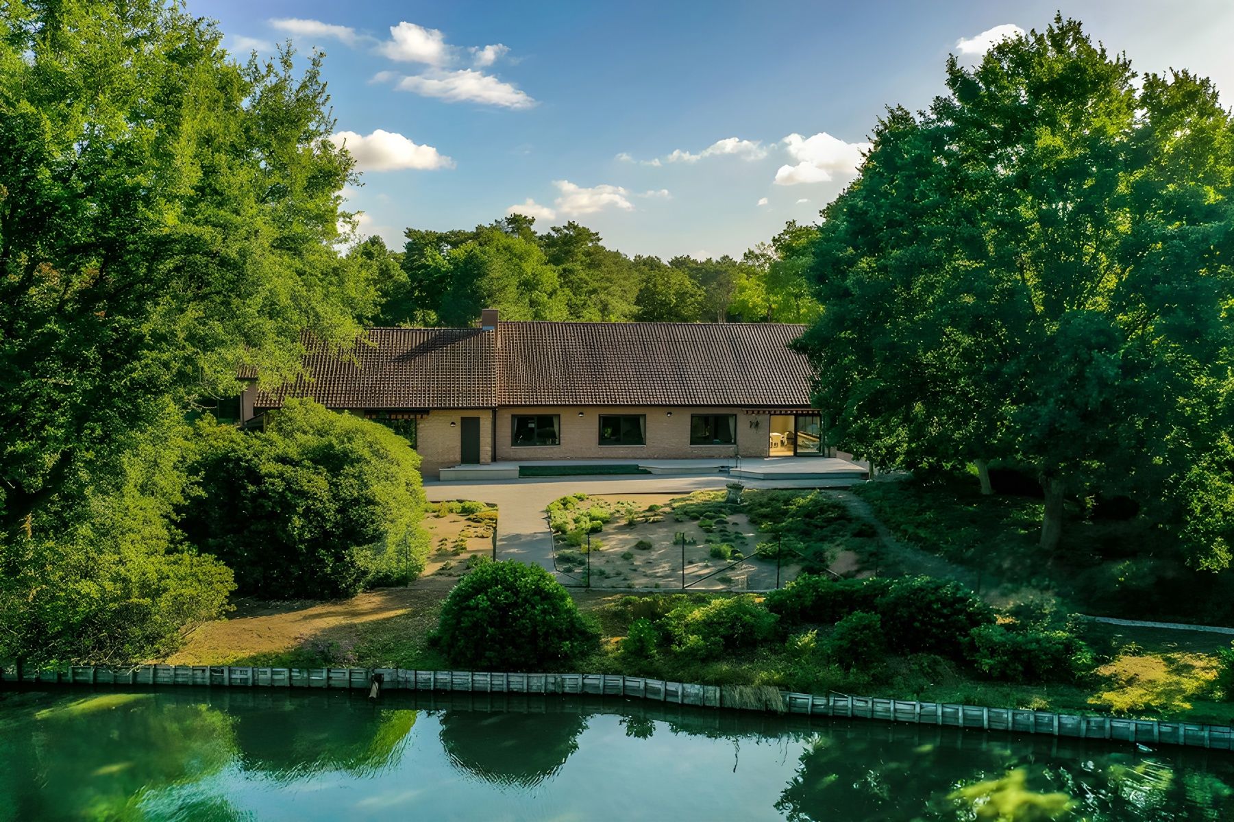 Villa in een oase van groen met zicht op waterpartij foto 23