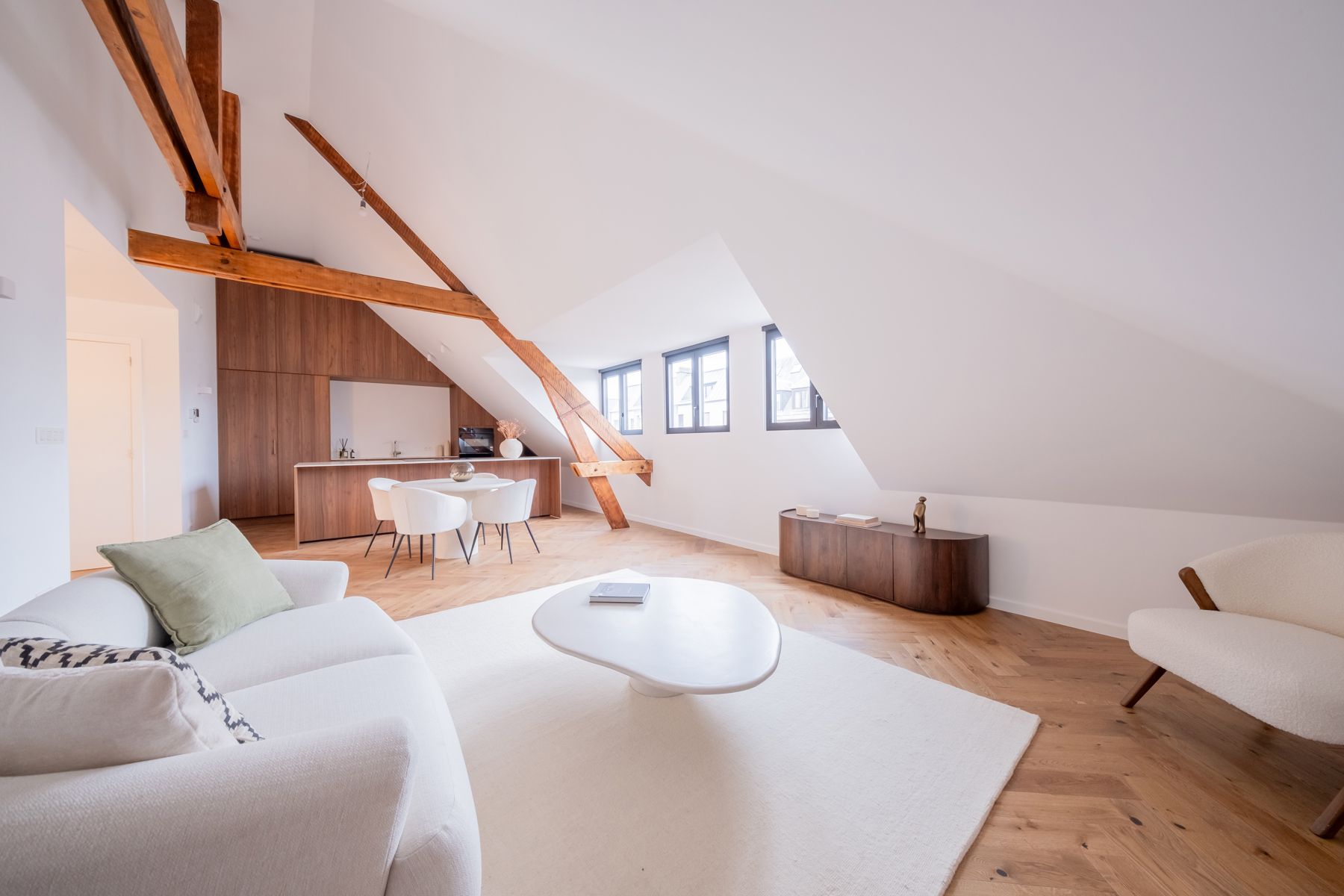 Gerenoveerde penthouse met 3 slpks en terras foto {{pictureIndex}}