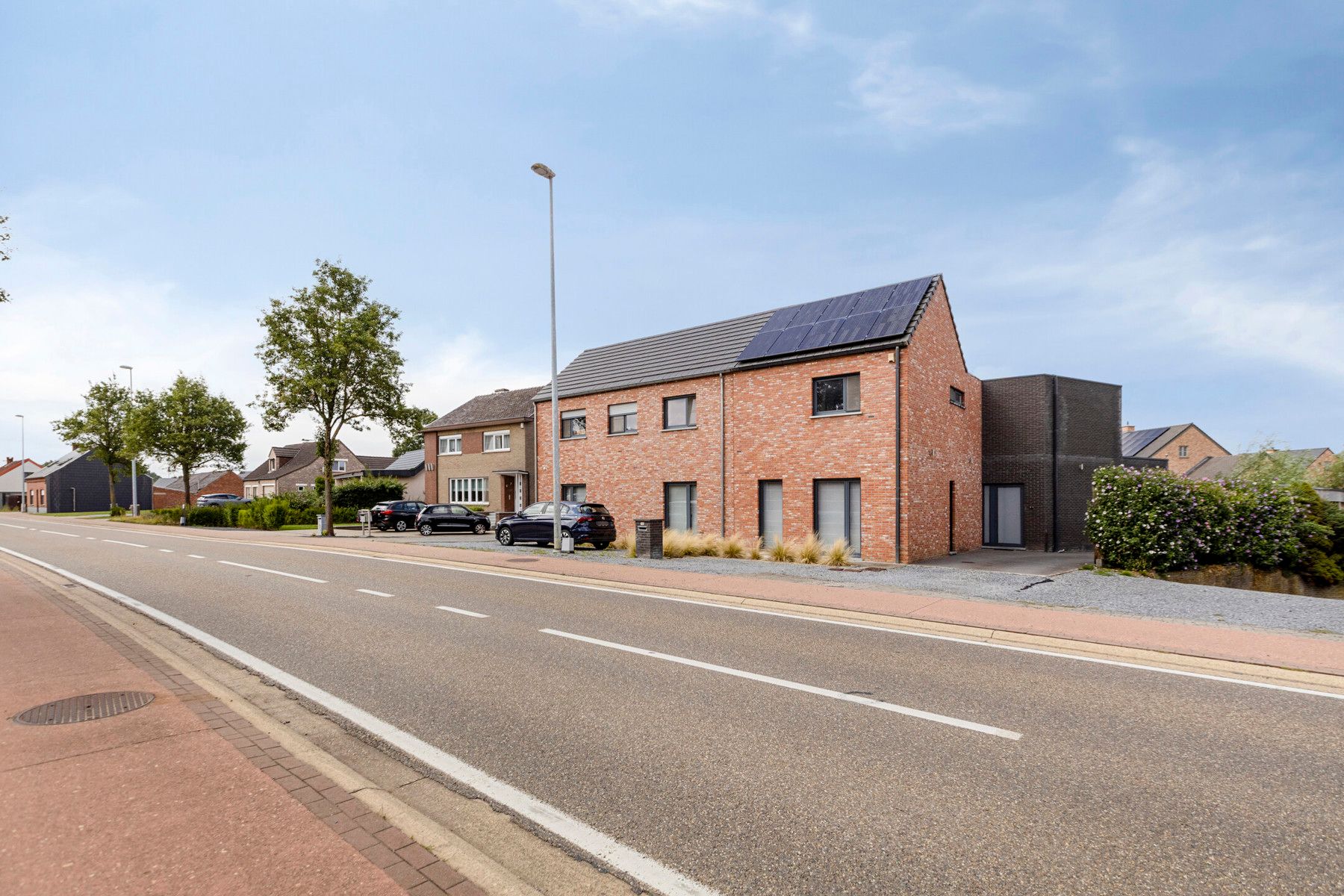 Moderne nieuwbouwwoning met 4 slaapkamers en gezellige tuin. foto {{pictureIndex}}