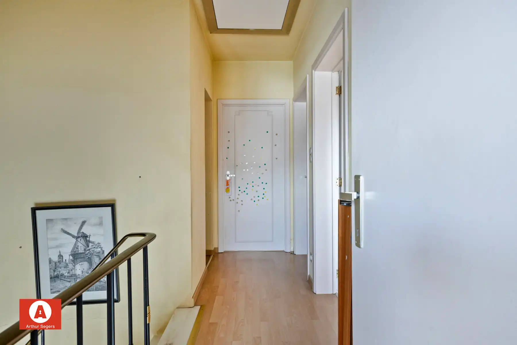 Halfopen woning in doodlopende, rustige straat foto 13