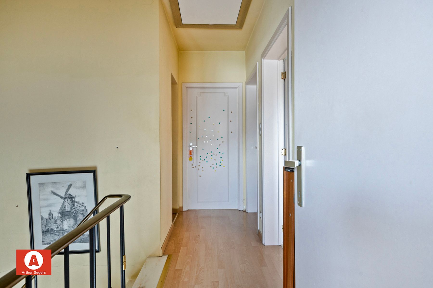 Halfopen woning in doodlopende, rustige straat foto 13