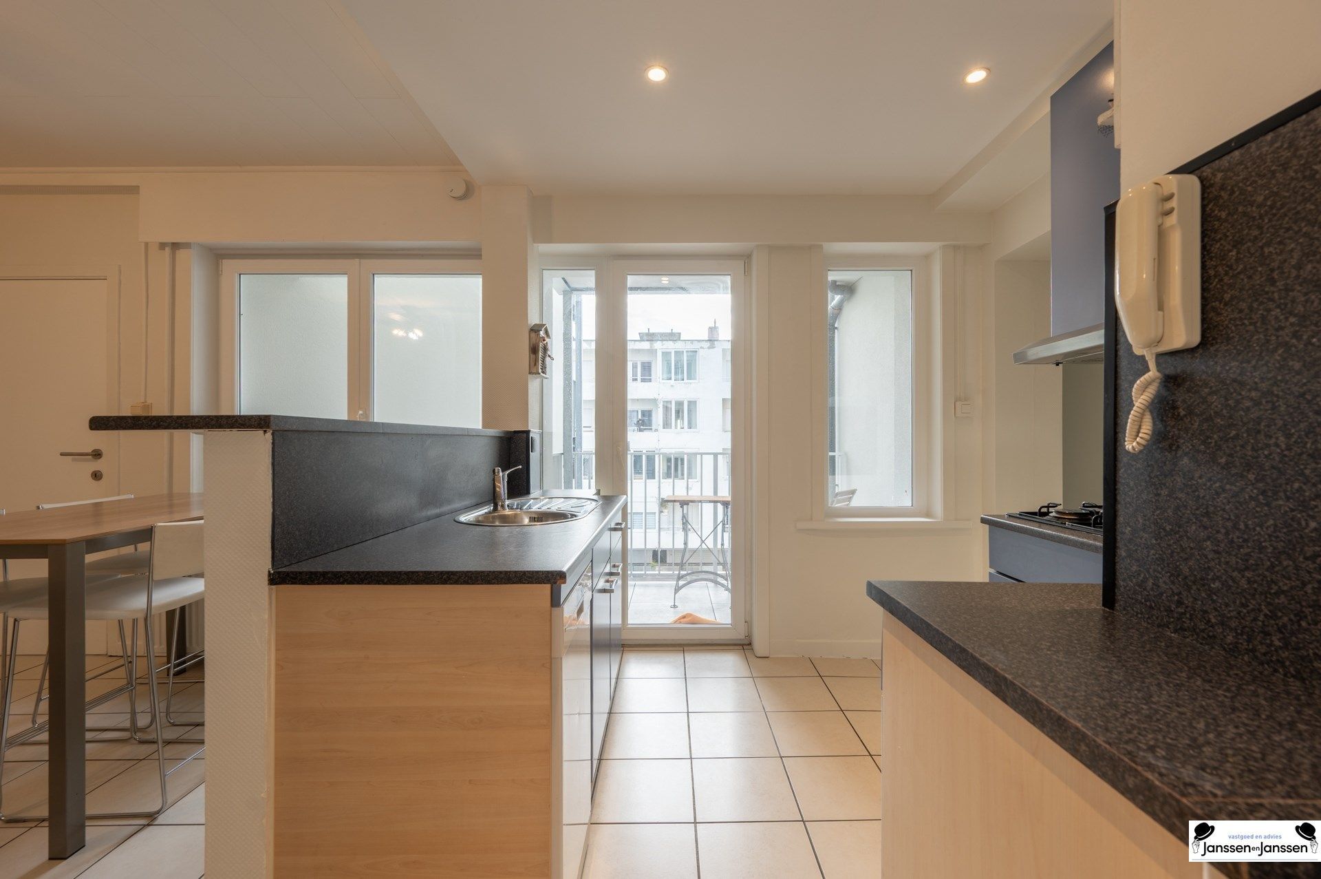 Ruim Instapklaar Appartement op de Zeedijk foto 7