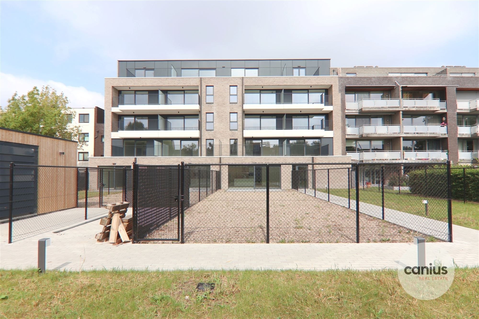 GESCHILDERDE PENTHOUSE IN HARTJE HASSELT MET 2 SLKS + 2 TERRASSEN & PARKING foto 15