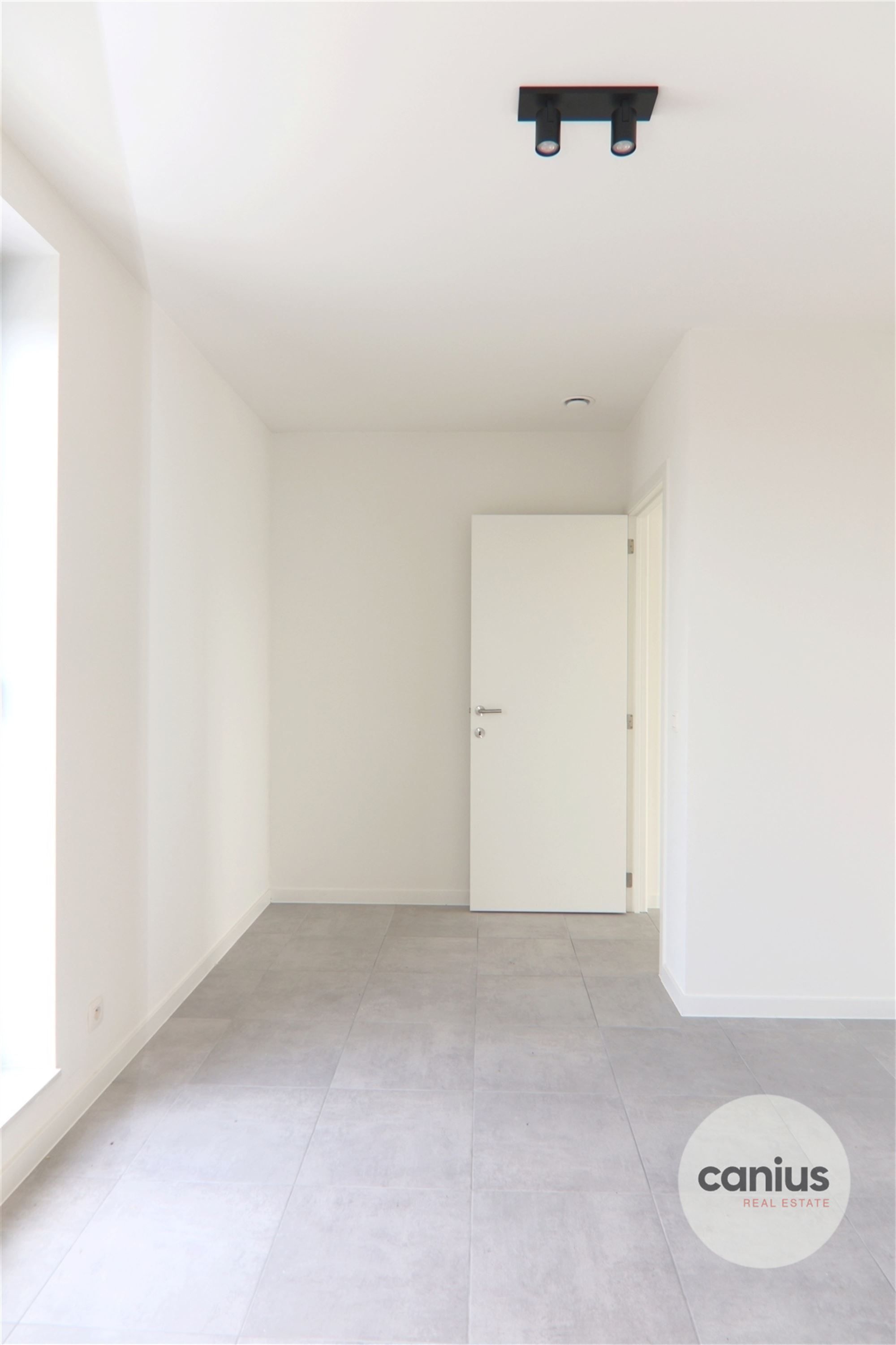 GESCHILDERDE PENTHOUSE IN HARTJE HASSELT MET 2 SLKS + 2 TERRASSEN & PARKING foto 15