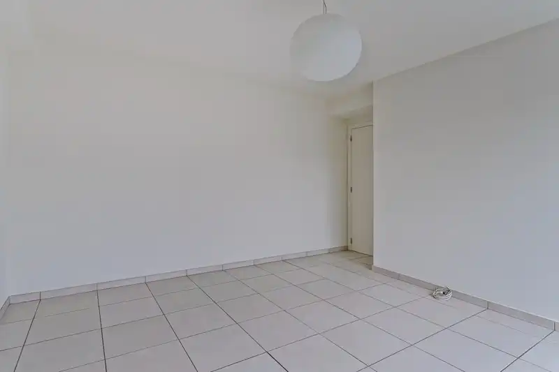 Ruim 2 slaapkamer appartement TE HUUR in residentie Den Hert in hartje Oostrozebeke! foto 12