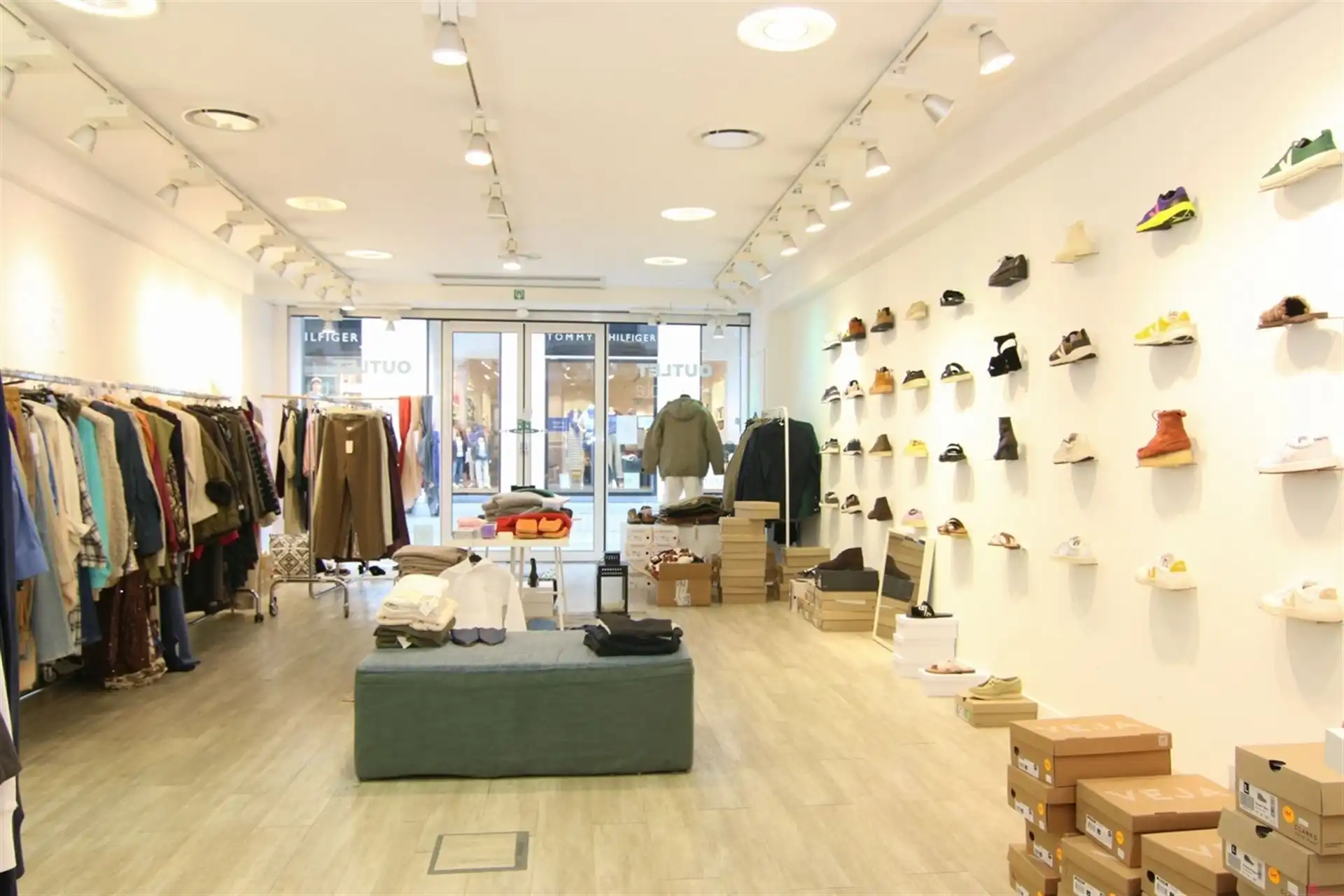 winkelpand in drukke winkelwandelstraat centrum Kortrijk foto {{pictureIndex}}