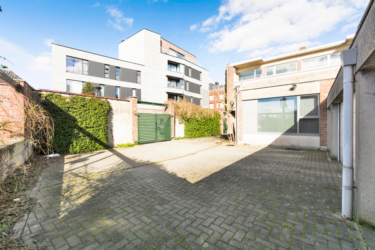 Ruim, verzorgd gelijkvloersappartement met terras en garage foto 3